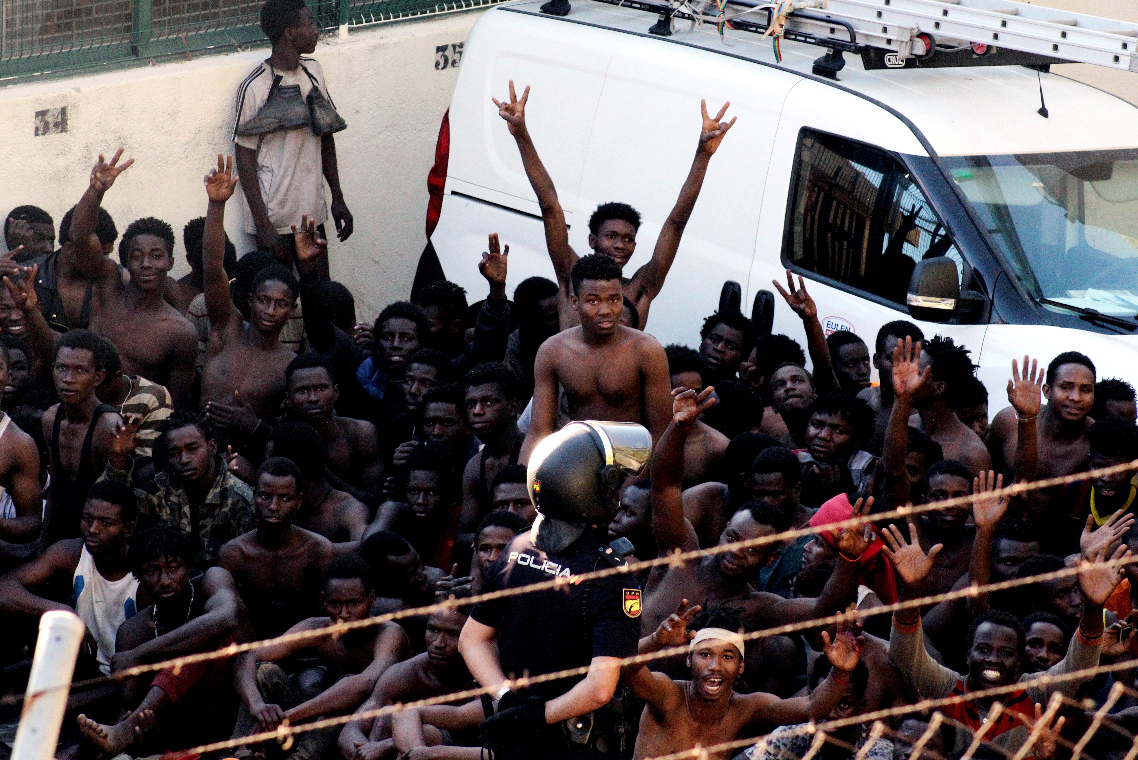 Més de 600 immigrants salten la tanca i entren a Ceuta