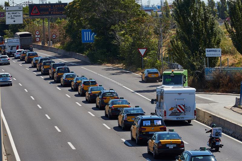 Fomento retirará la petición de medidas cautelares contra la limitación de las VTC