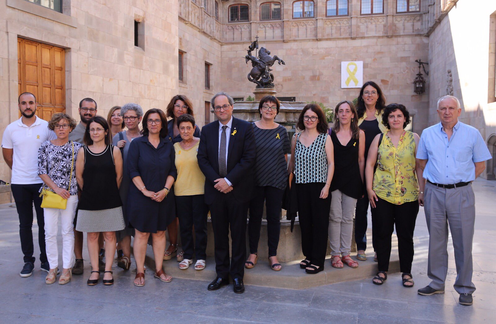 Familiars dels presos demanen a Torra que treballi per la retirada de la causa i un judici just