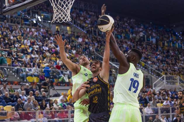 Barça básquet, Escarpa y Joel Parra contra La Laguna Tenerife / Foto: EFE Barça básquet, Escarpa y Joel Parra contra La Laguna Tenerife / Foto: EFE