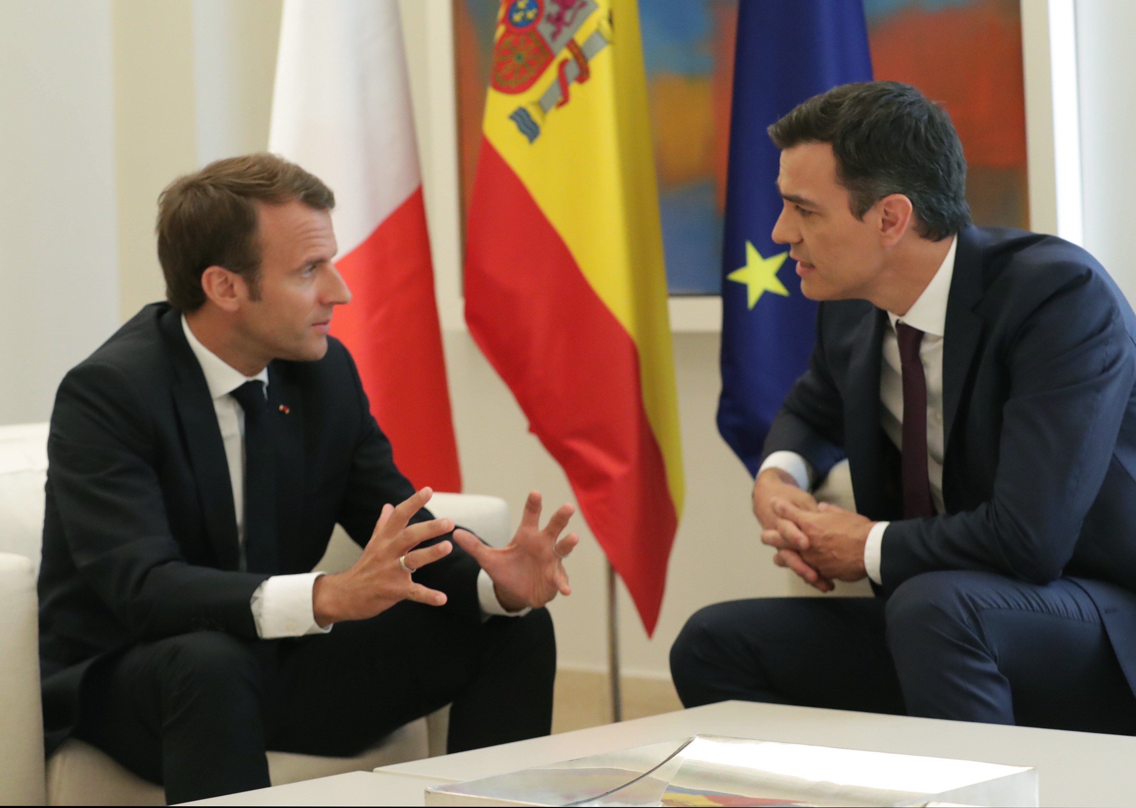 Macron: "Ens uneix l'arrelament comú a l'ordre constitucional"