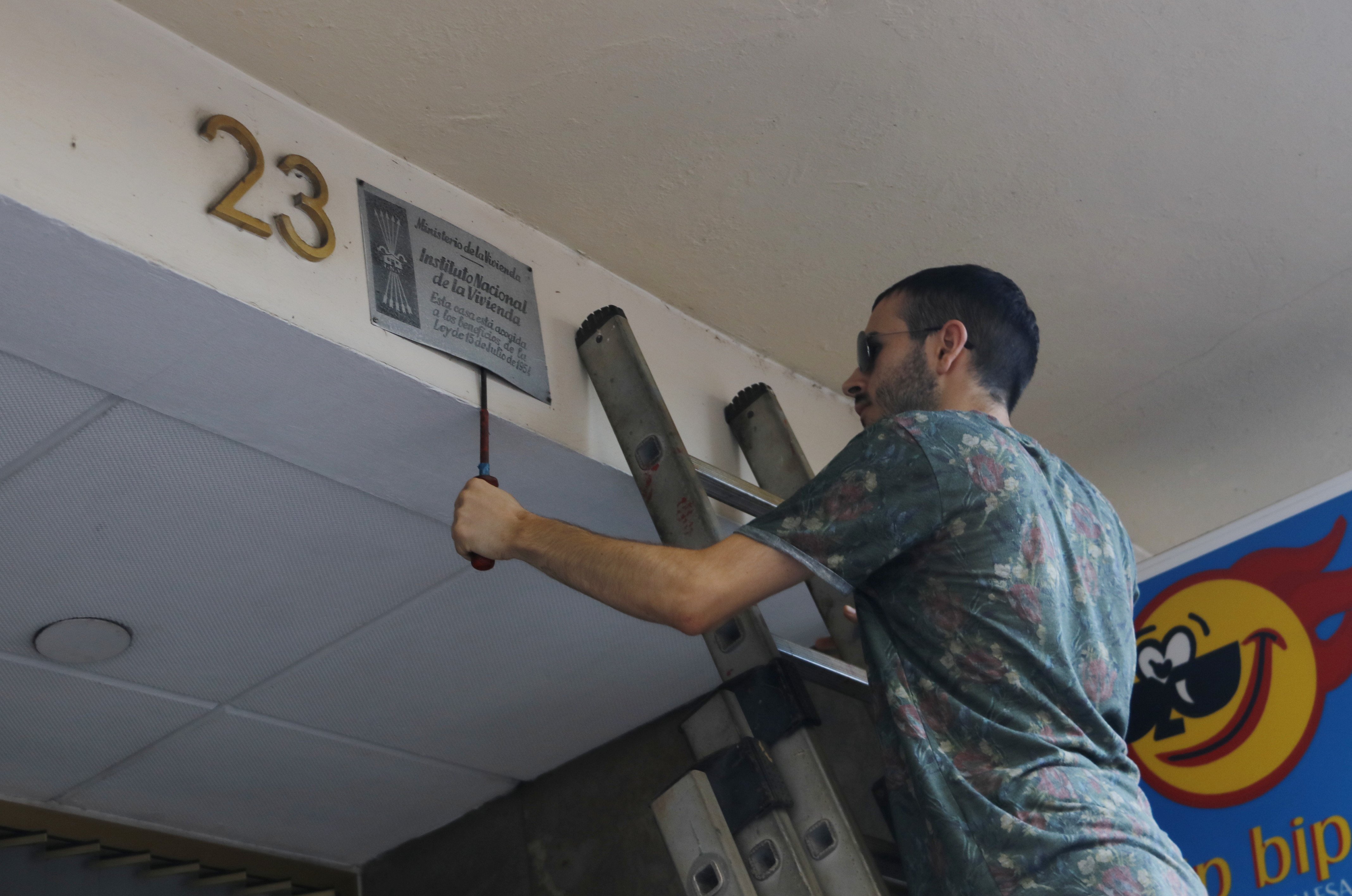 Retiren plaques amb simbologia franquista dels carrers de Tarragona