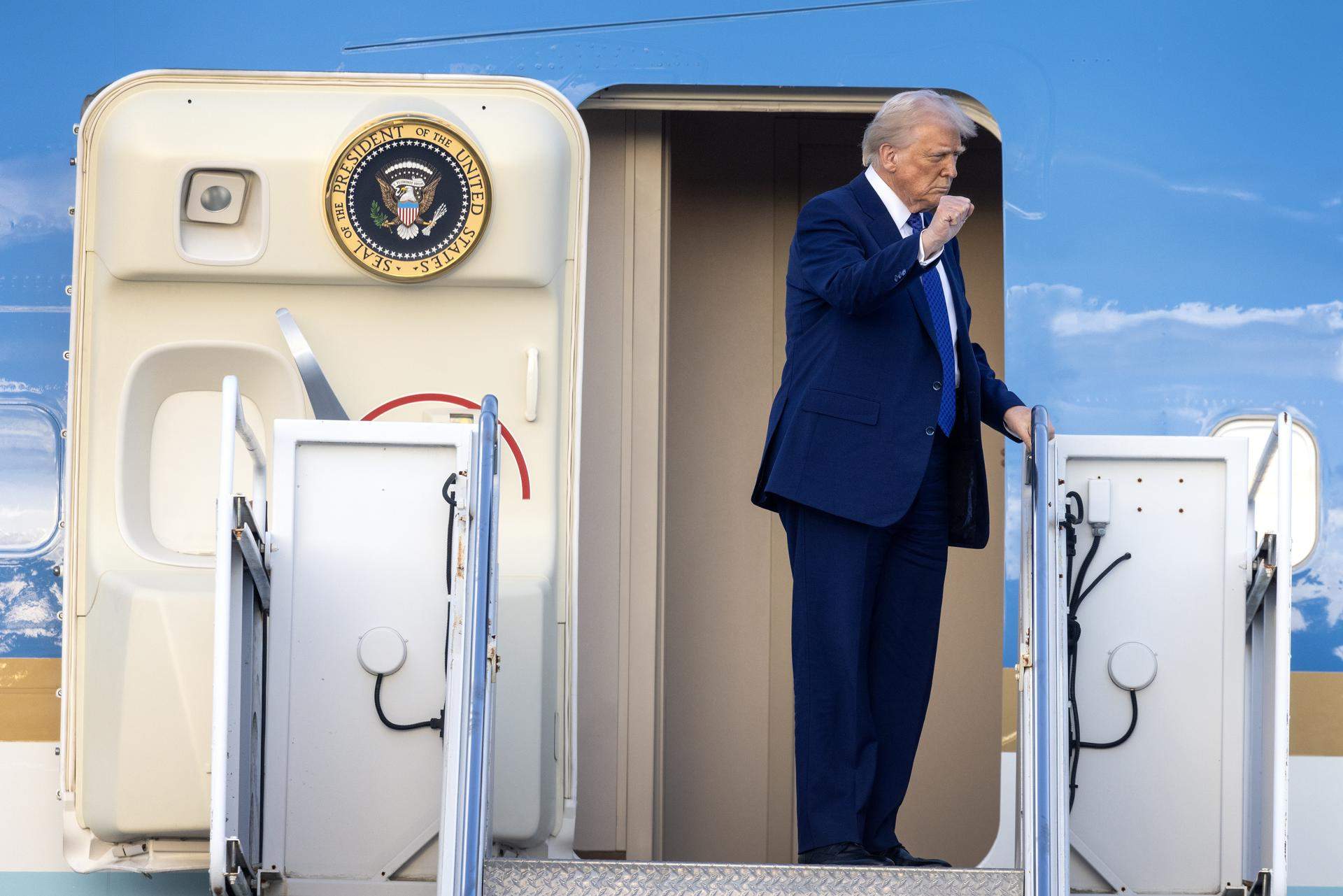 Trump veta a los periodistas que no le compran el cambio de nombre al golfo de México