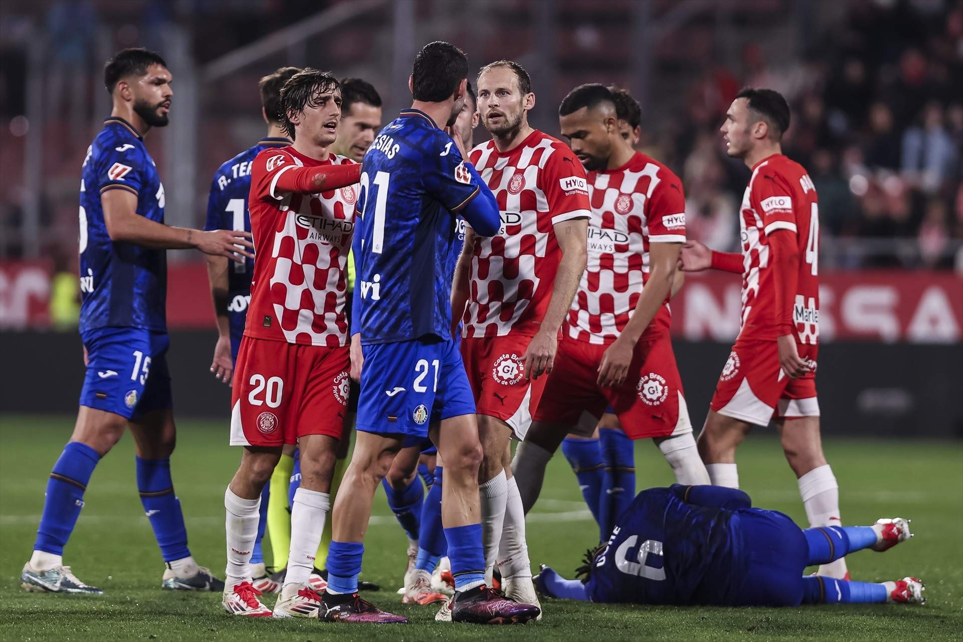 Caos en la grada de Montilivi: el jefe de prensa del Getafe intenta agredir al público del Girona