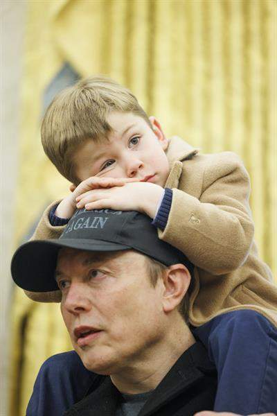 Elon Musk y su hijo X, en el Despacho Oval (Efe) Elon Musk y su hijo X, en el Despacho Oval (Efe)