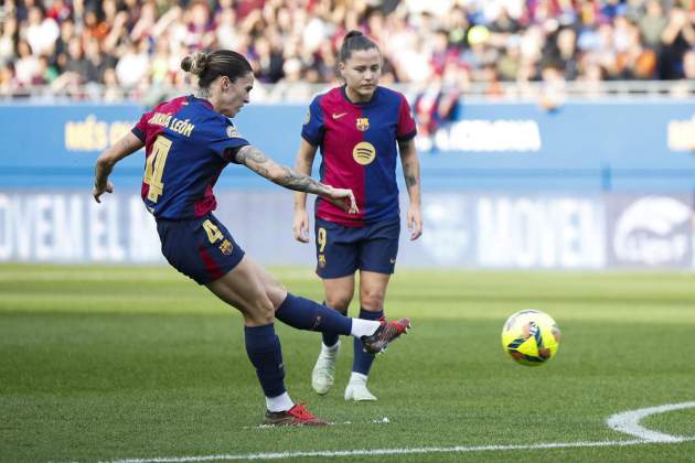 Mapi León chute falta gol Barça femenino / Foto: EFE Mapi León chute falta gol Barça femenino / Foto: EFE
