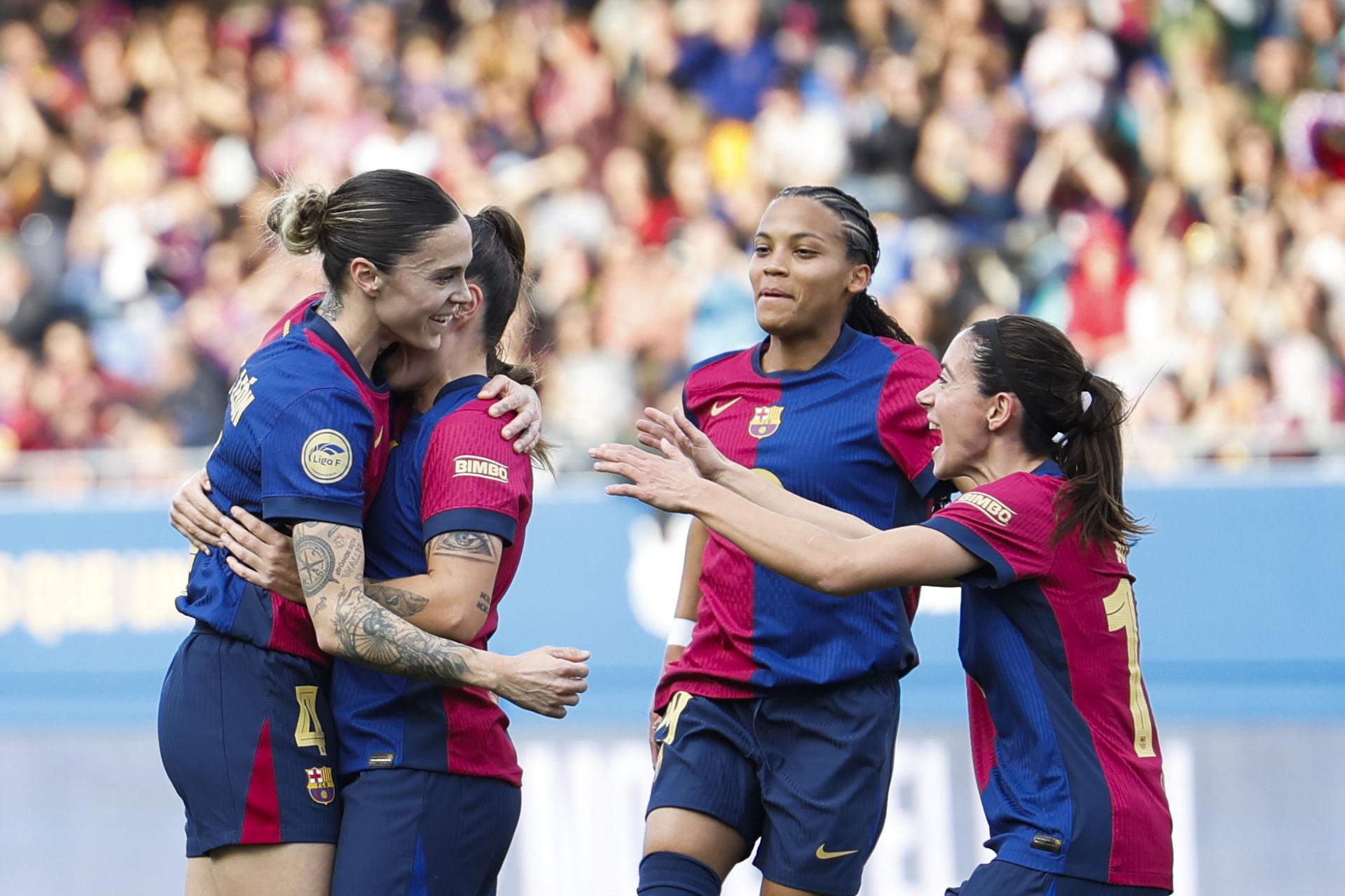 El Barça femenino remonta y golea contra el Madrid CFF (5-1) con un golazo de falta de Mapi León