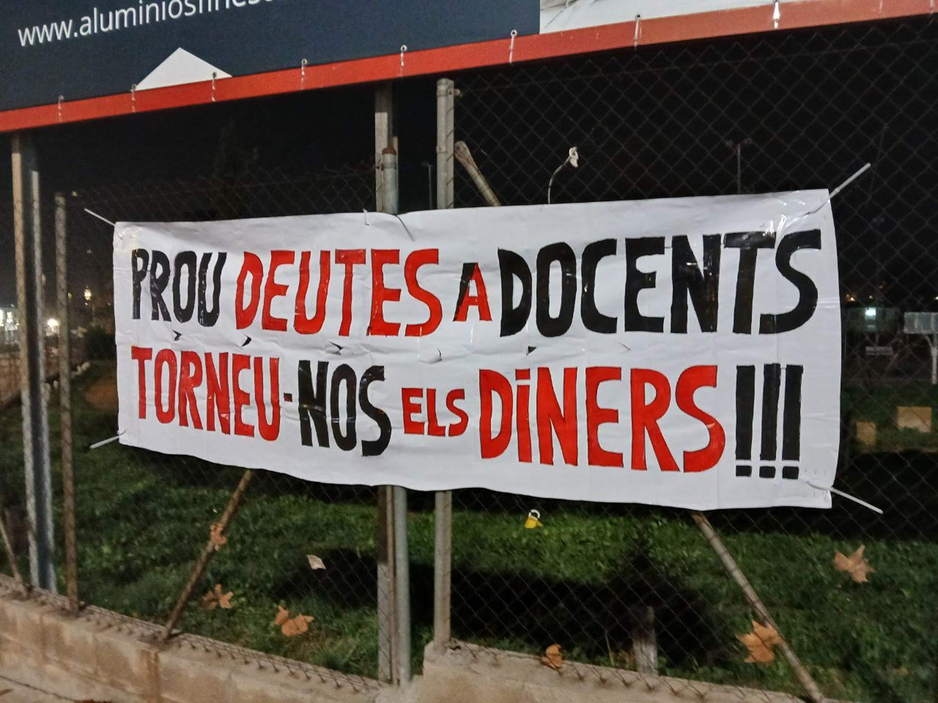 Los docentes ocupan la sede del Departament d'Economia para exigir la "deuda" de los sexenios