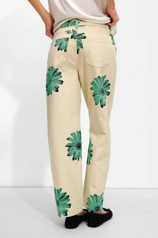 Pantalón vaquero con estampado floral1 Pantalón vaquero con estampado floral1
