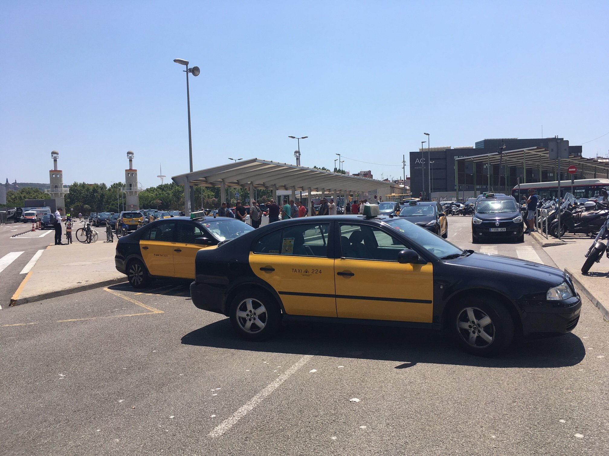 Barcelona taxi drivers strike again, stalling the city