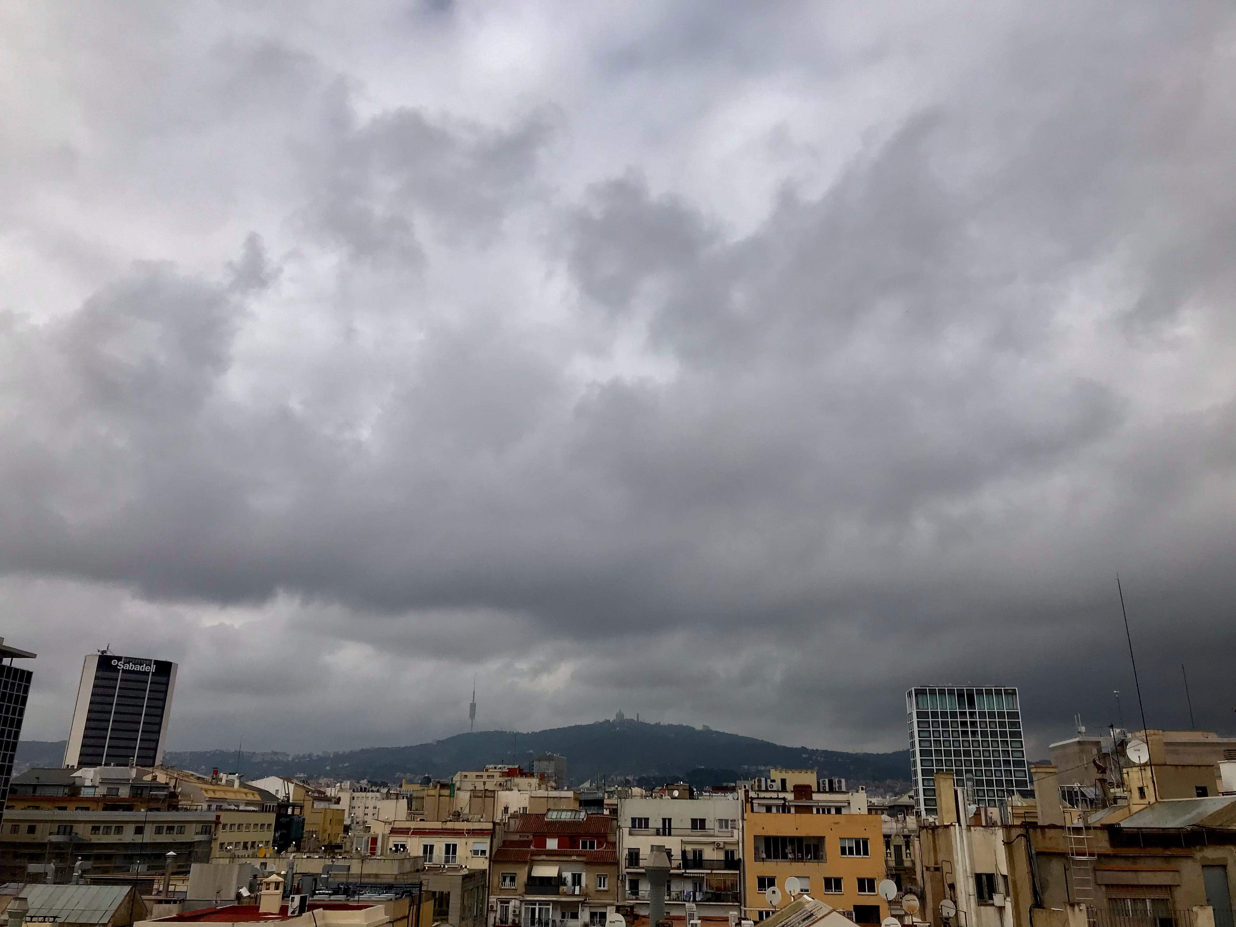 Temps gris a mig Catalunya amb boires fantasma, pols del Sàhara, núvols i pluja
