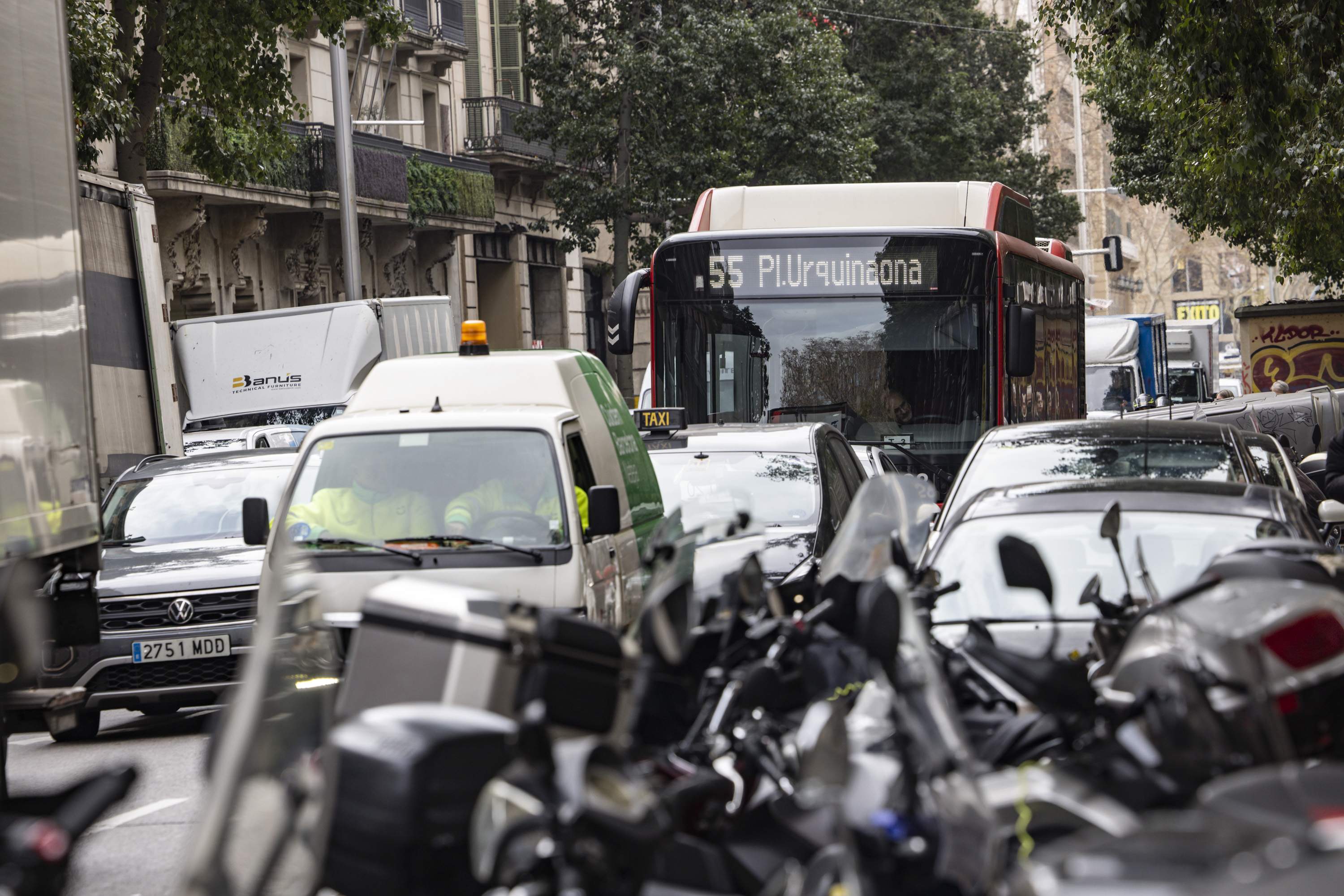 La DGT abre la puerta a mantener el ámbar intermitente de los semáforos como reclama Barcelona