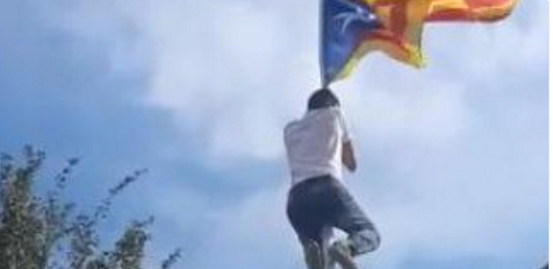 L'Ajuntament de Manresa denuncia l'ultra que va arrencar l'estelada de la plaça 11-S