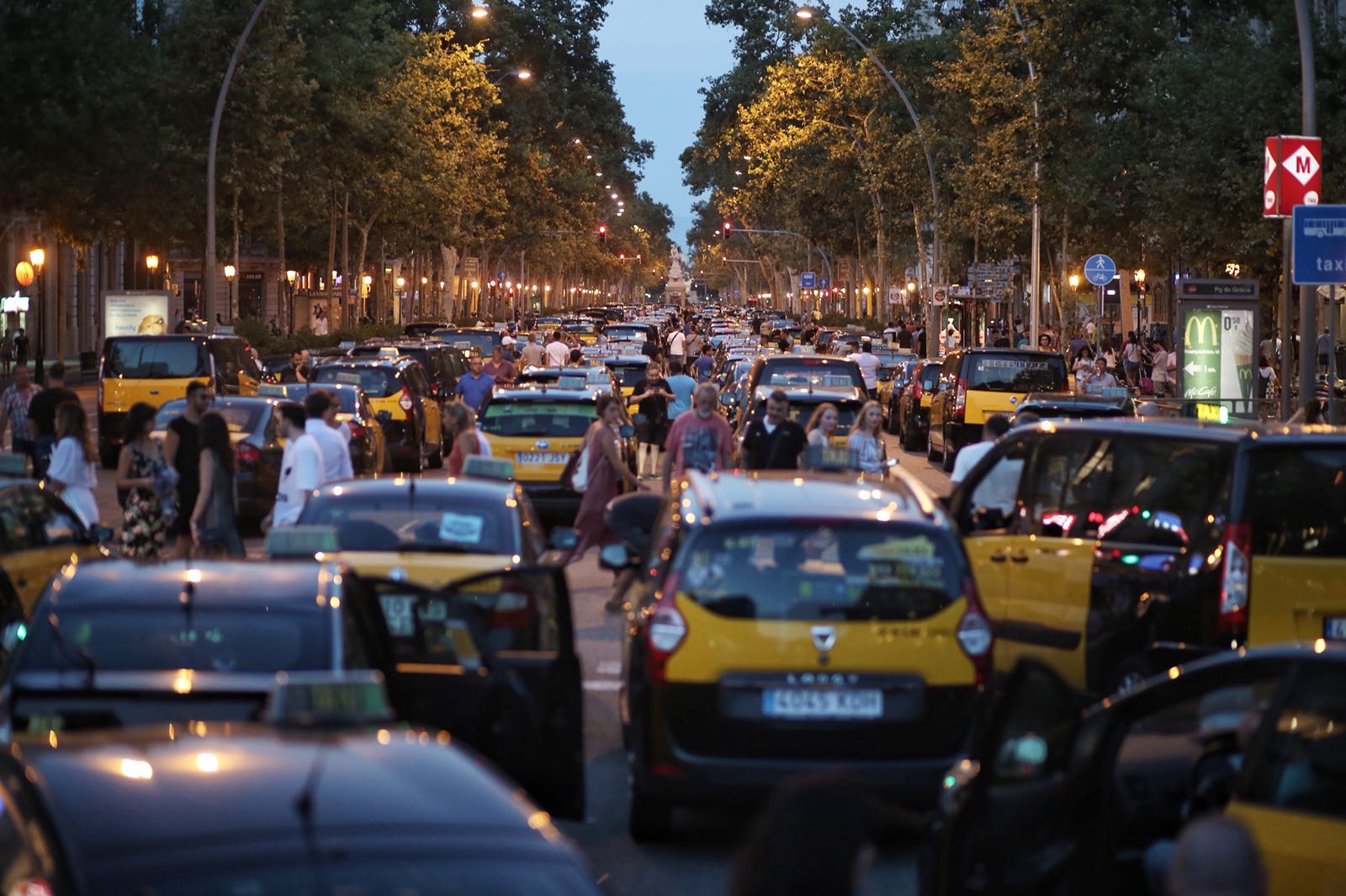 Un centenar de taxistes continua tallant la Gran Via després de passar-hi la nit