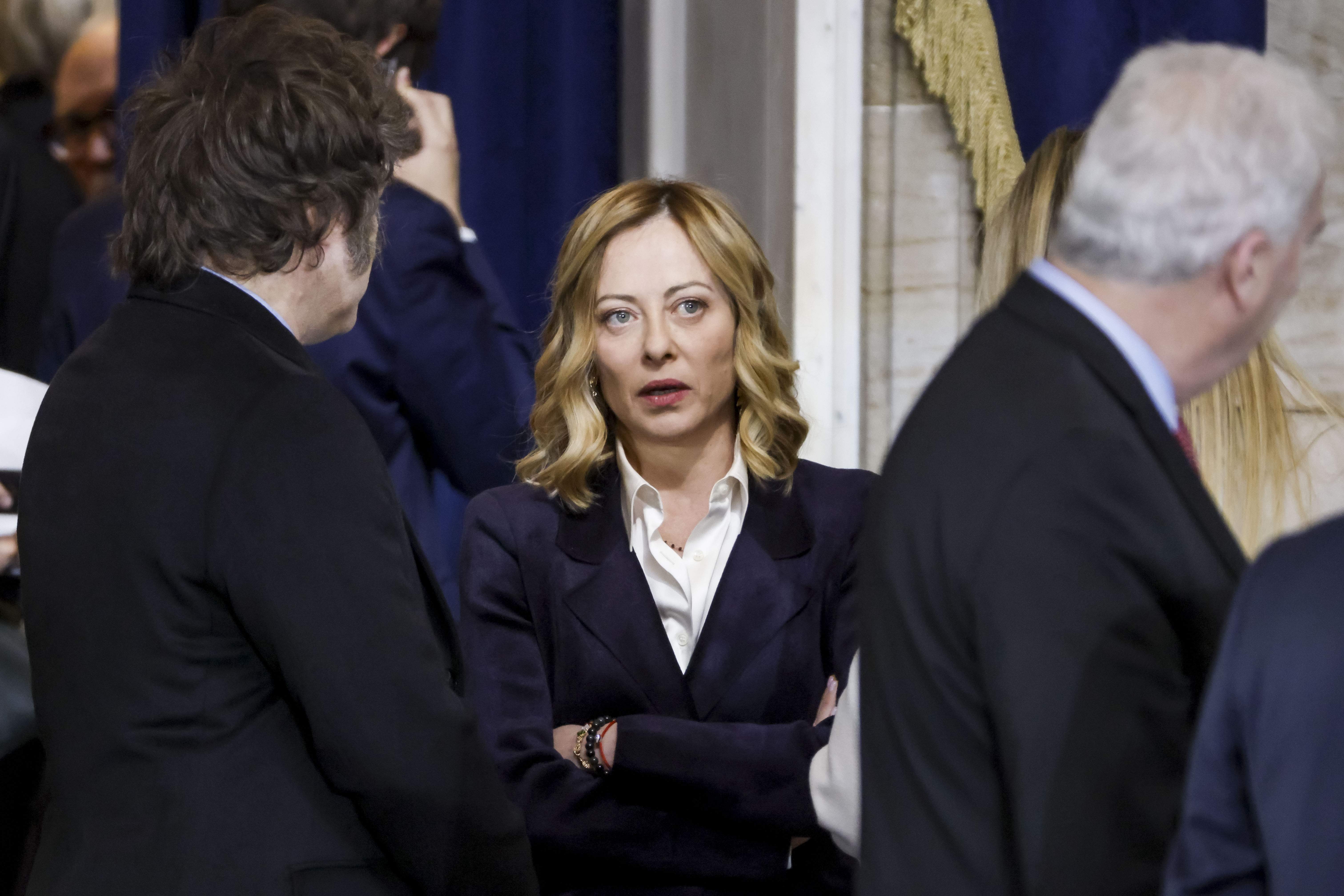 Periodistas italianos denuncian al gobierno de Meloni para aclarar el caso de espionaje a un reportero