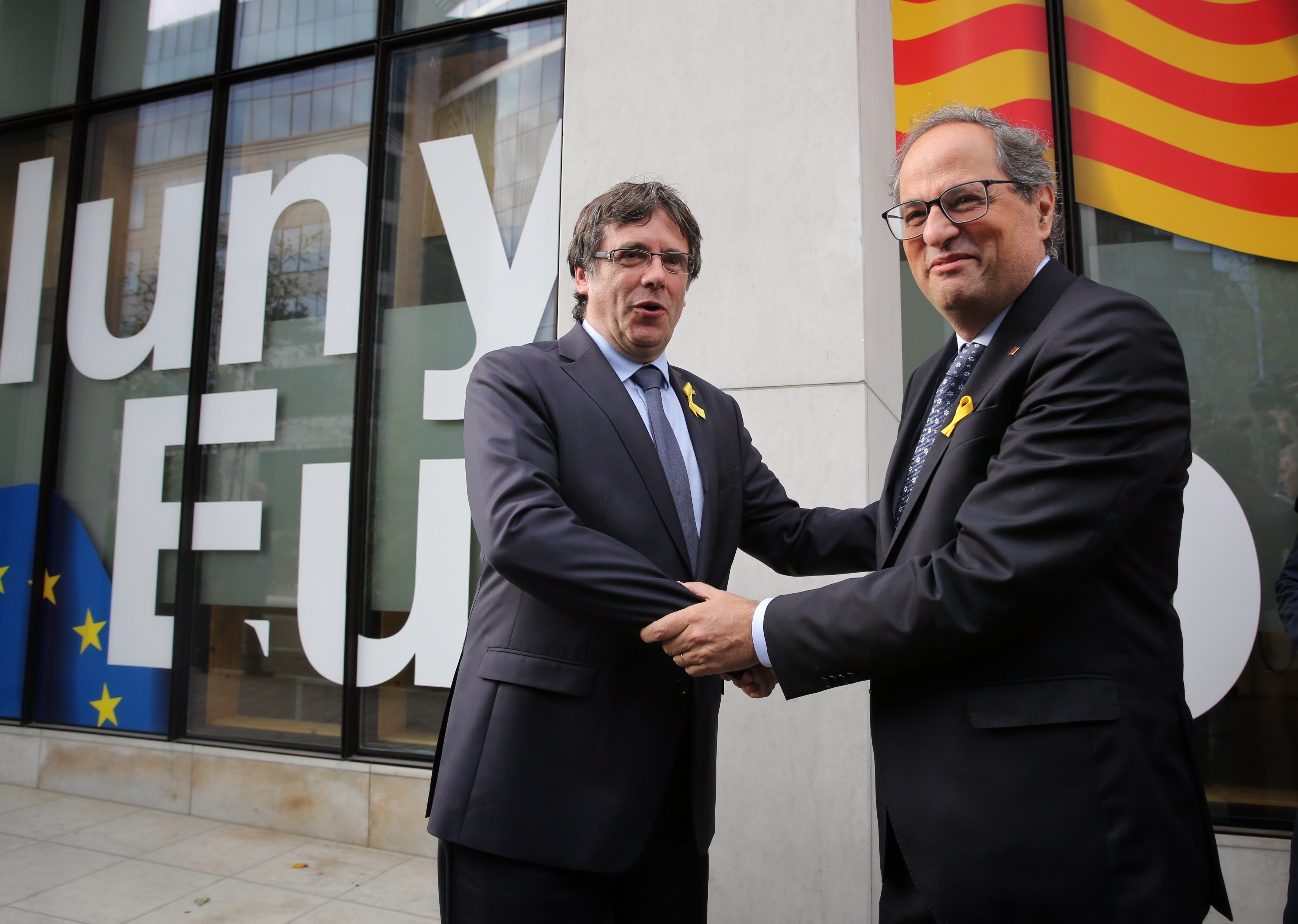 VÍDEO: Así ha recibido Torra a Puigdemont en su llegada a Bruselas