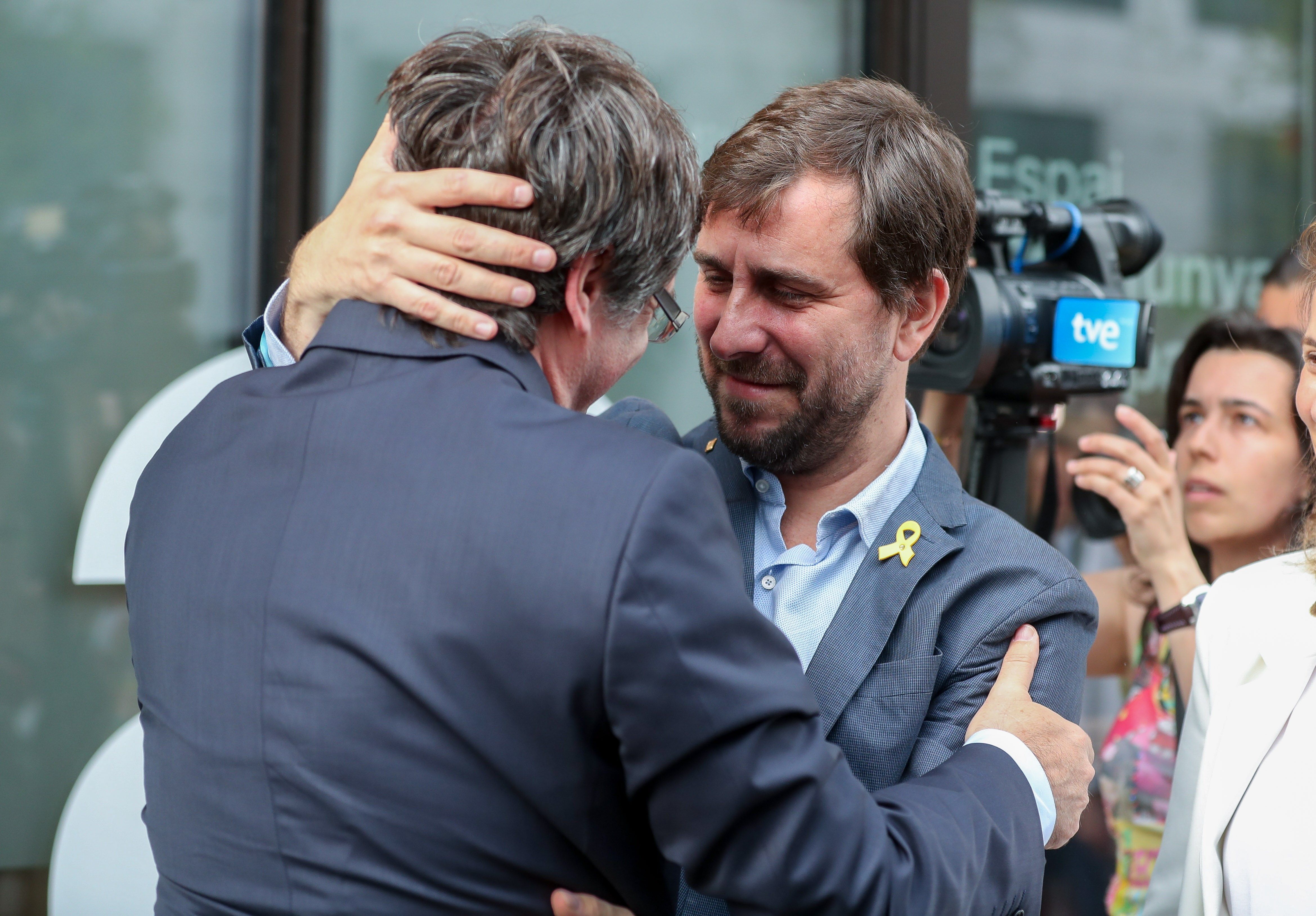 El emotivo abrazo de Comín a Puigdemont