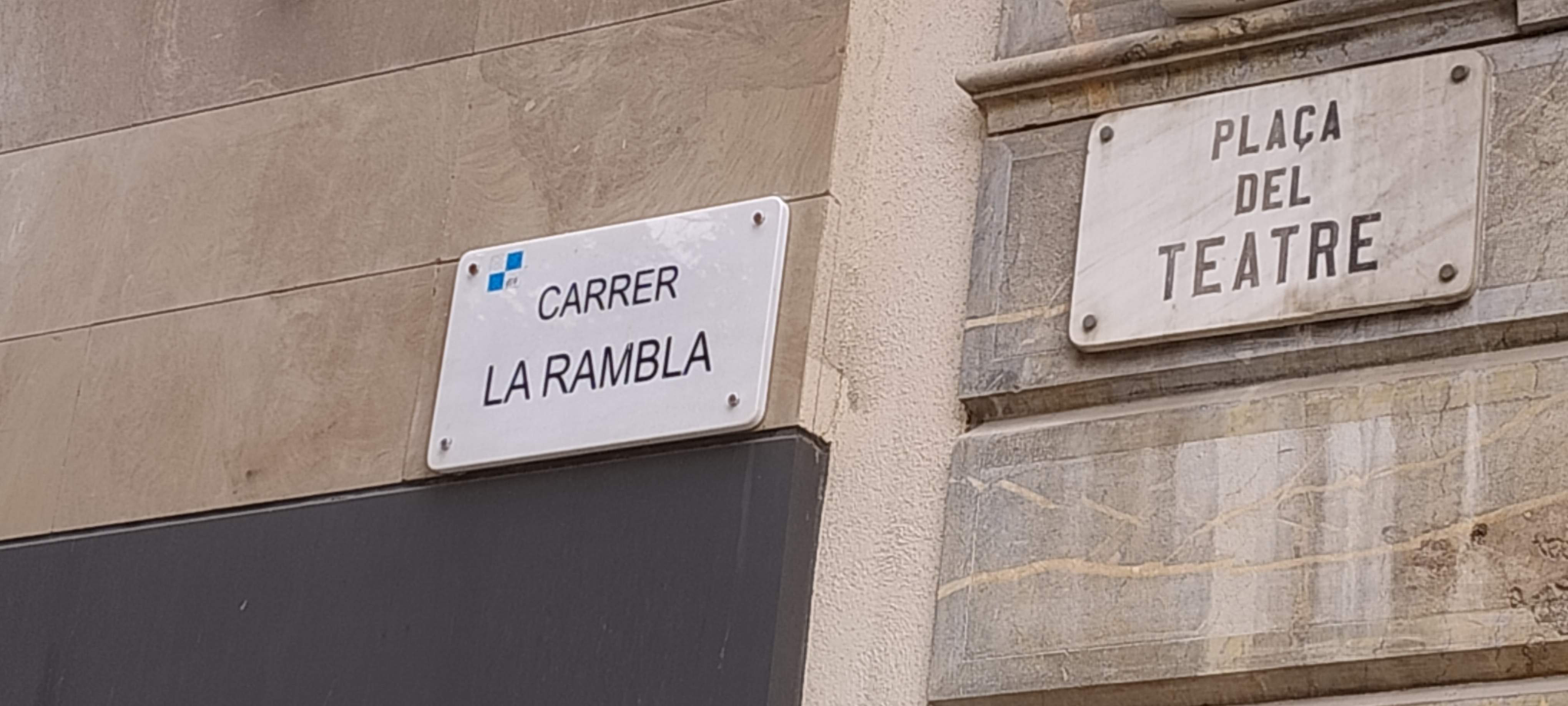 ¿Carrer la Rambla? Aparece una extraña placa a la principal vía de Barcelona