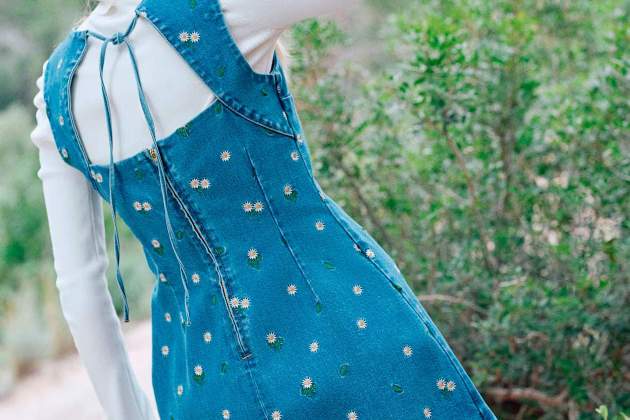 Vestido denim bordado con espalda descubierta Vestido denim bordado con espalda descubierta