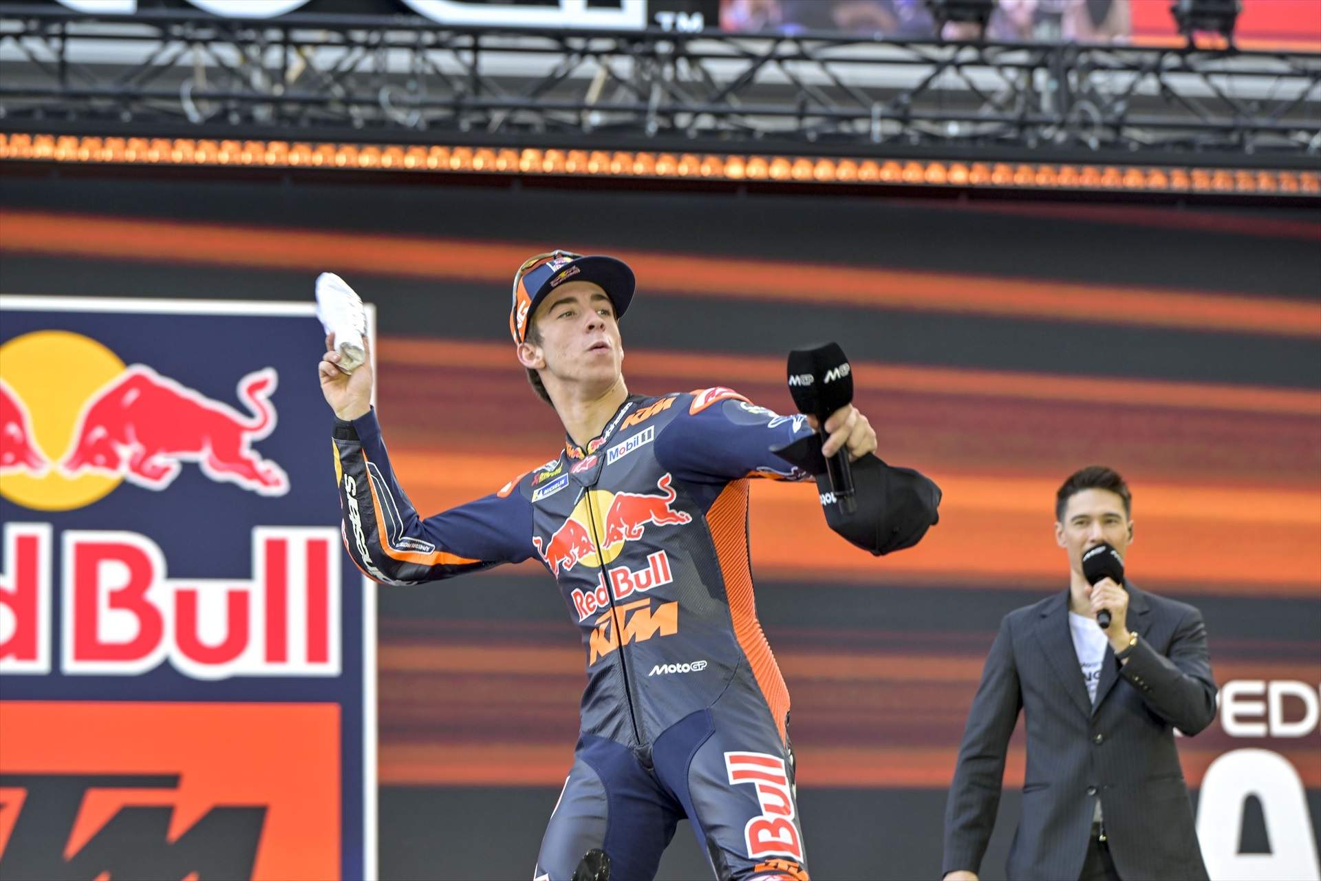 Pedro Acosta y Valentino Rossi, frente común contra Marc Márquez