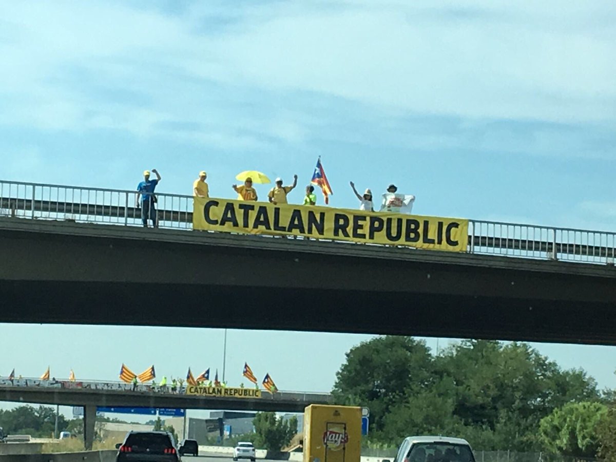 Omplen l'AP-7 a Girona amb cartells per la República i els presos