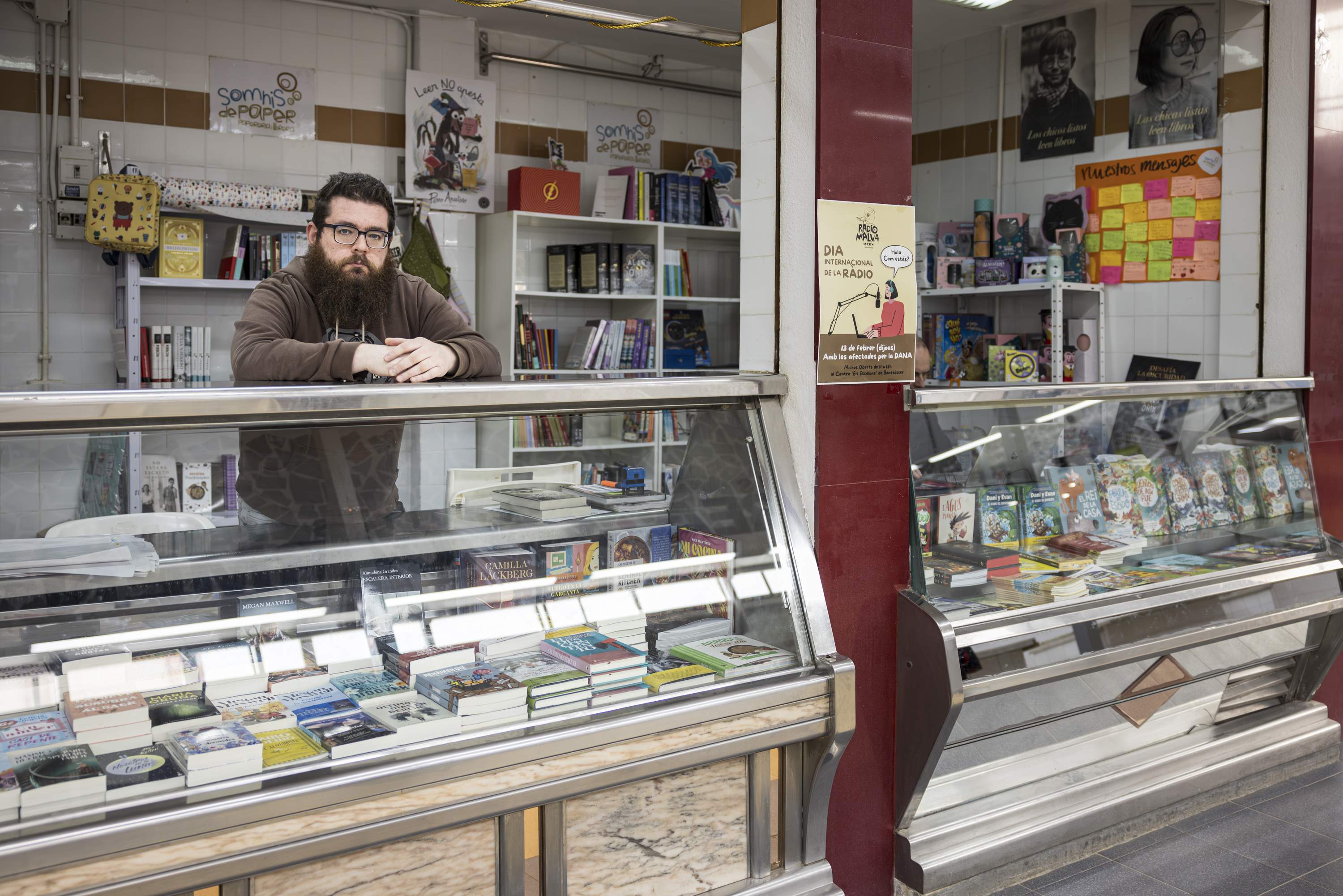 Una parada de llibres en una carnisseria, després de la DANA: "Crèiem que no podríem tornar a començar"