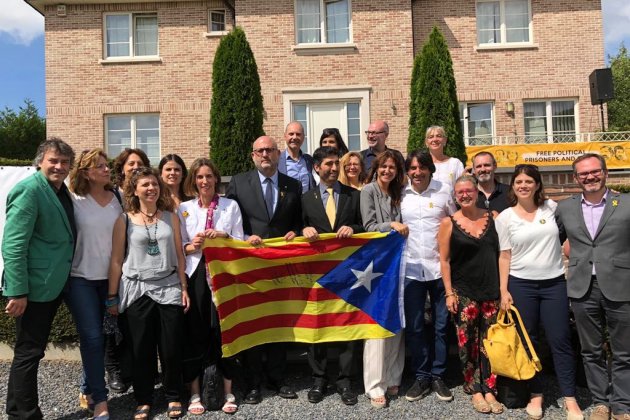 foto familia diputats estelada Waterloo Marta Lasalas foto familia diputats estelada Waterloo Marta Lasalas