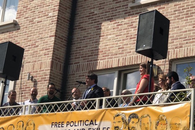 Puigdemont balcó casa Waterloo Marta Lasalas Puigdemont balcó casa Waterloo Marta Lasalas