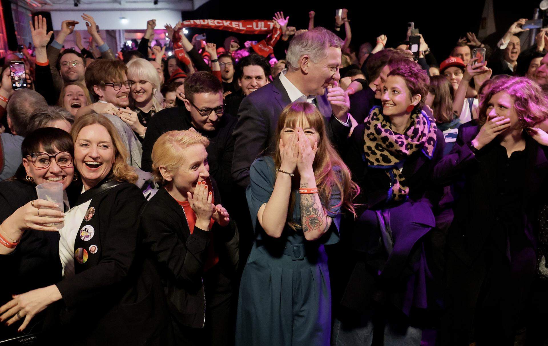 Membres de Die Linke celebren els resultats / EFE Membres de Die Linke celebren els resultats / EFE