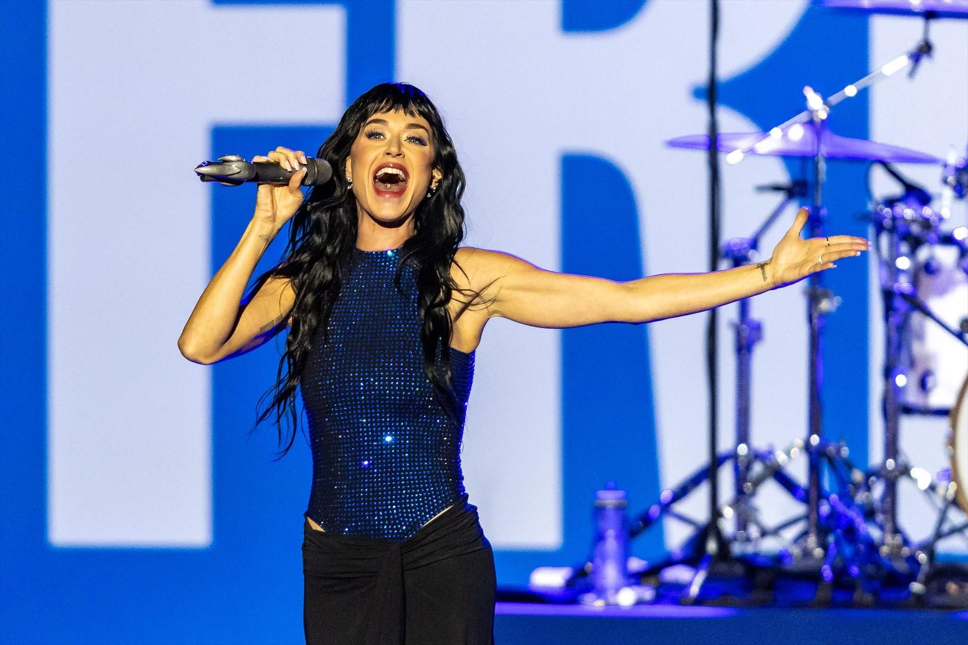 Katy Perry se electrocuta en 'The Lifetimes tour', pero antes ya ha estado en el espacio