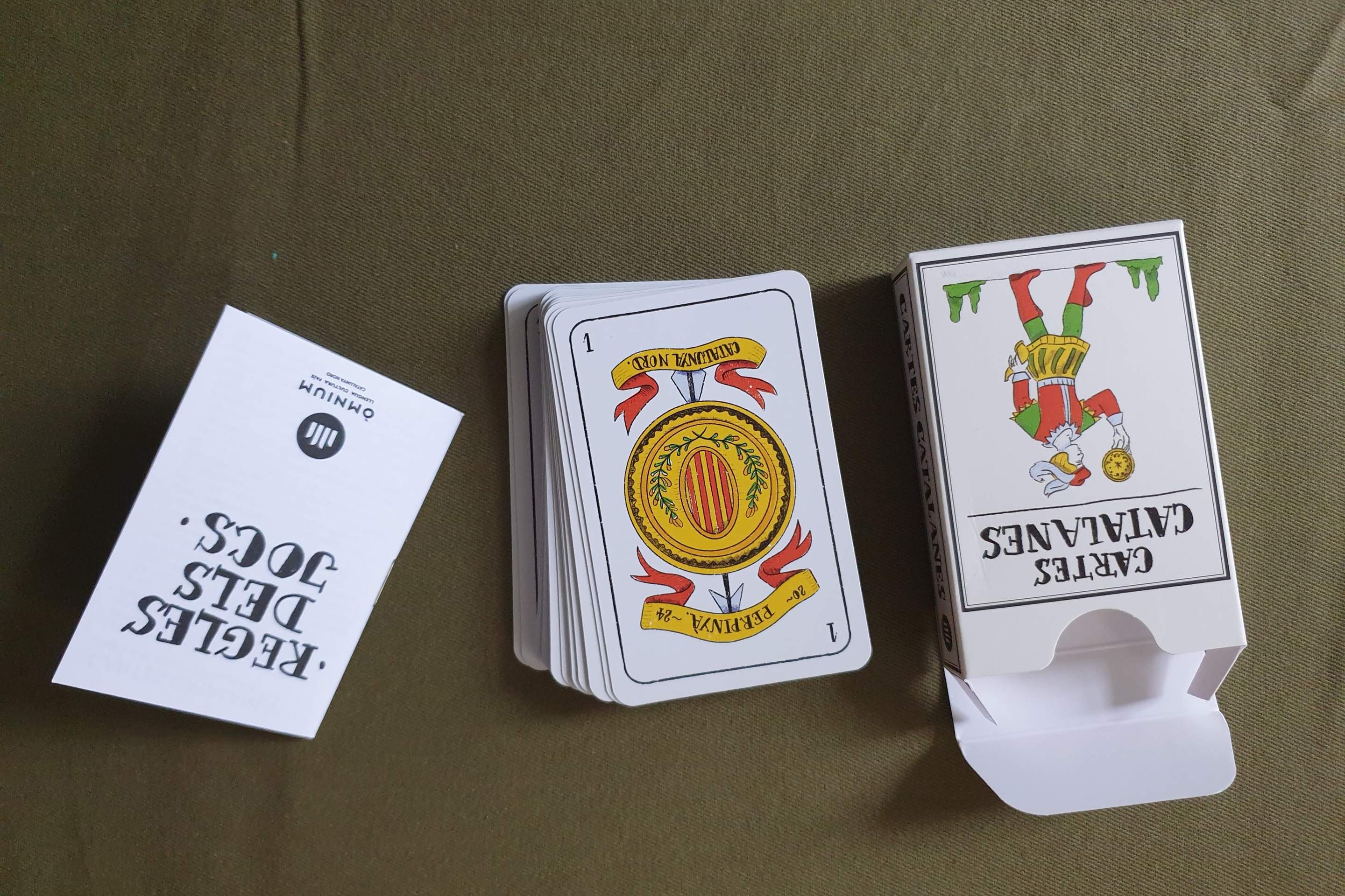 Així són les noves cartes catalanes que ha reeditat Òmnium Cultural: retorn a la tradició