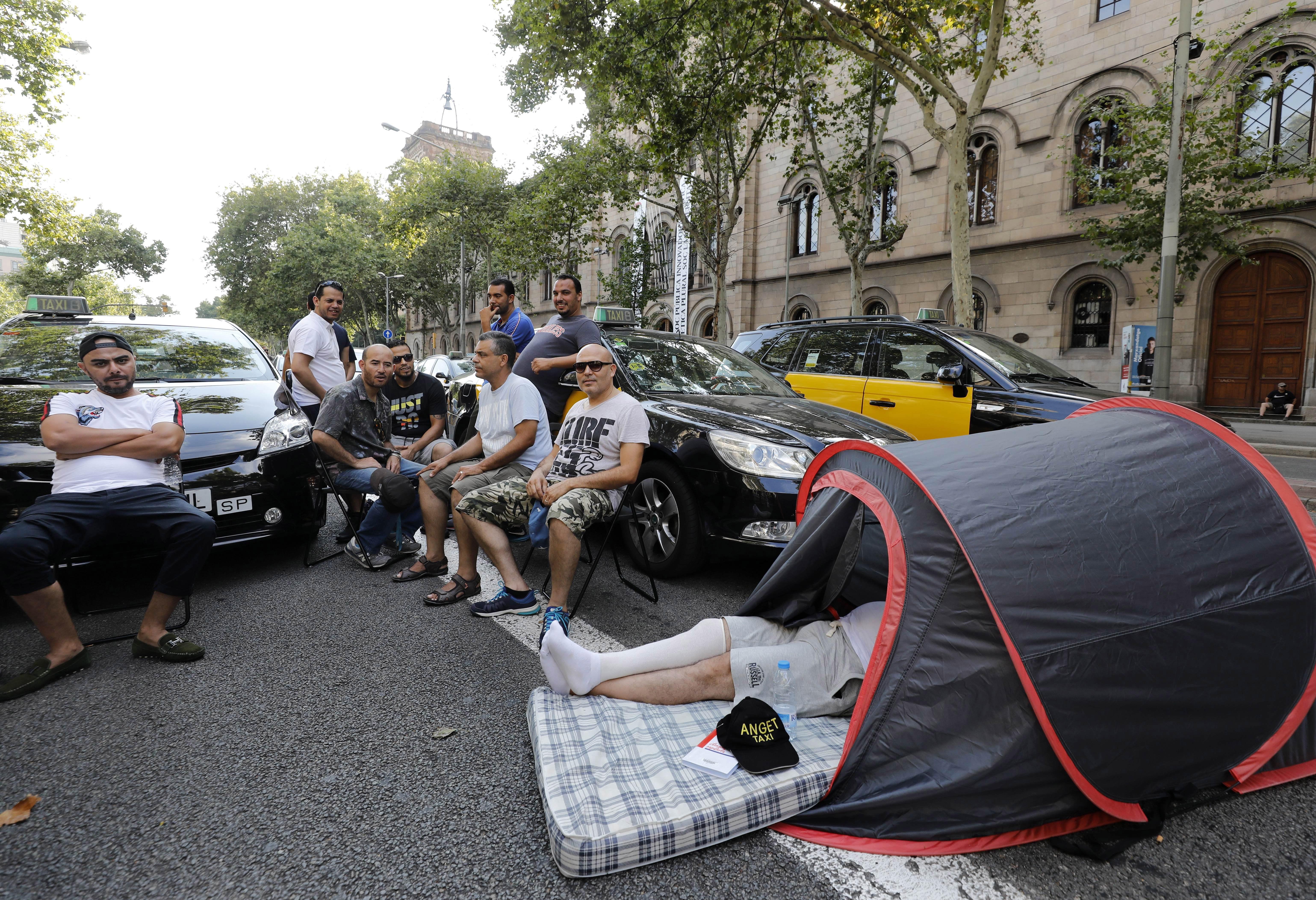 500 taxis pasan la segunda noche cortando la Gran Vía