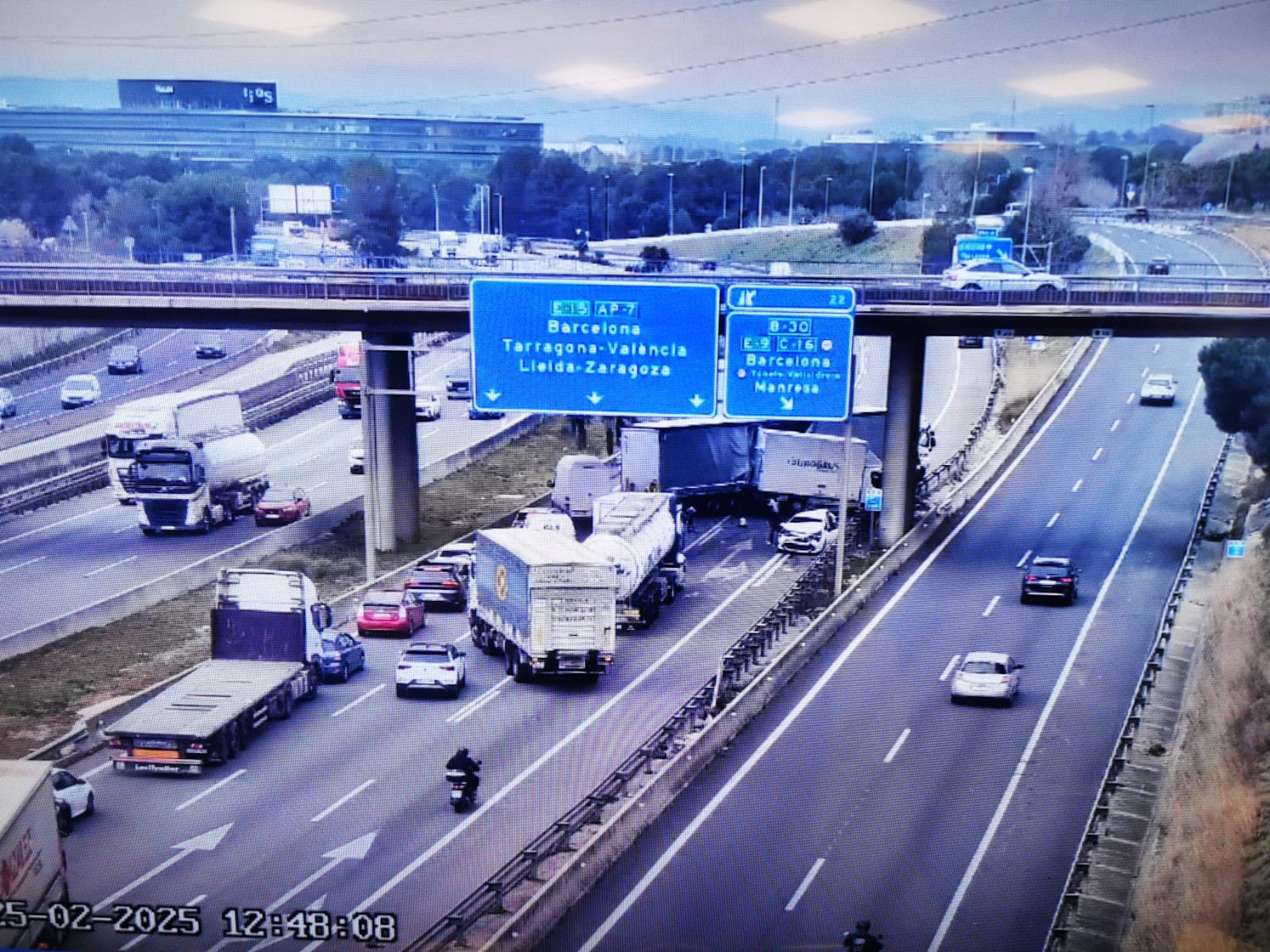 Cortada la AP-7 en Sant Cugat en sentido sur por un accidente múltiple