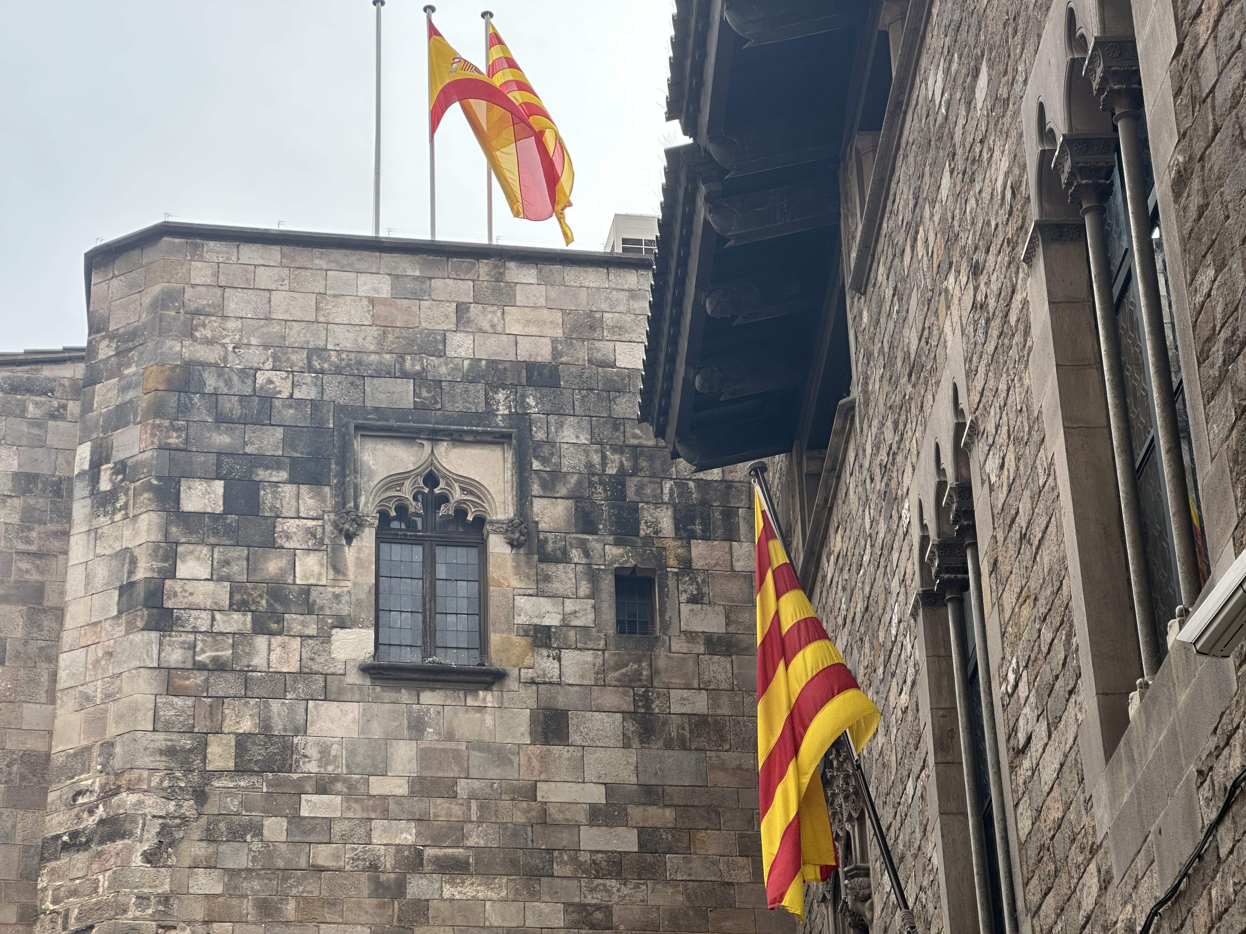La conselleria d'Exteriors corona la Casa dels Canonges amb la bandera espanyola