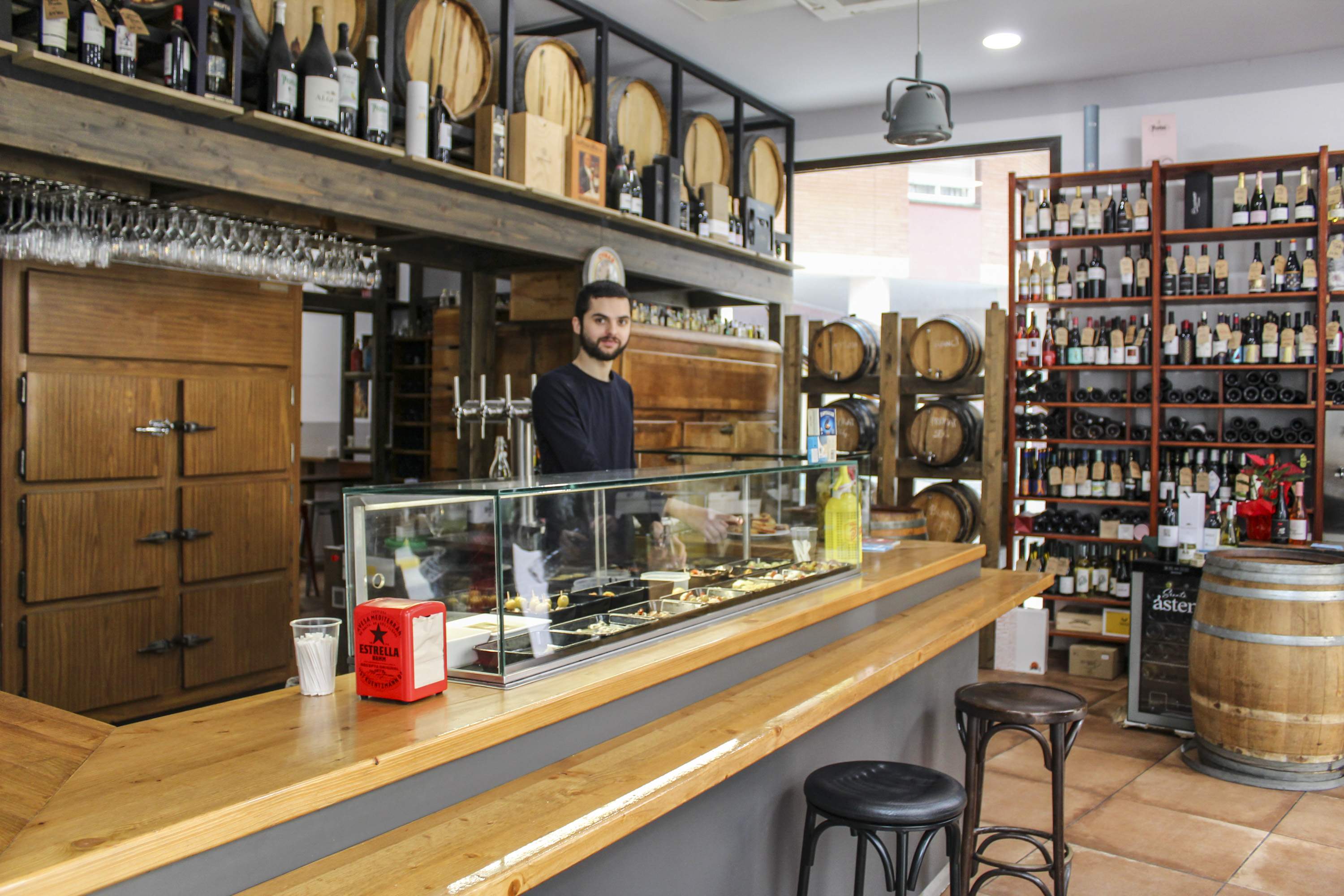 La bodega centenària de l'Hospitalet que és el centre neuràlgic del vermut i les anxoves