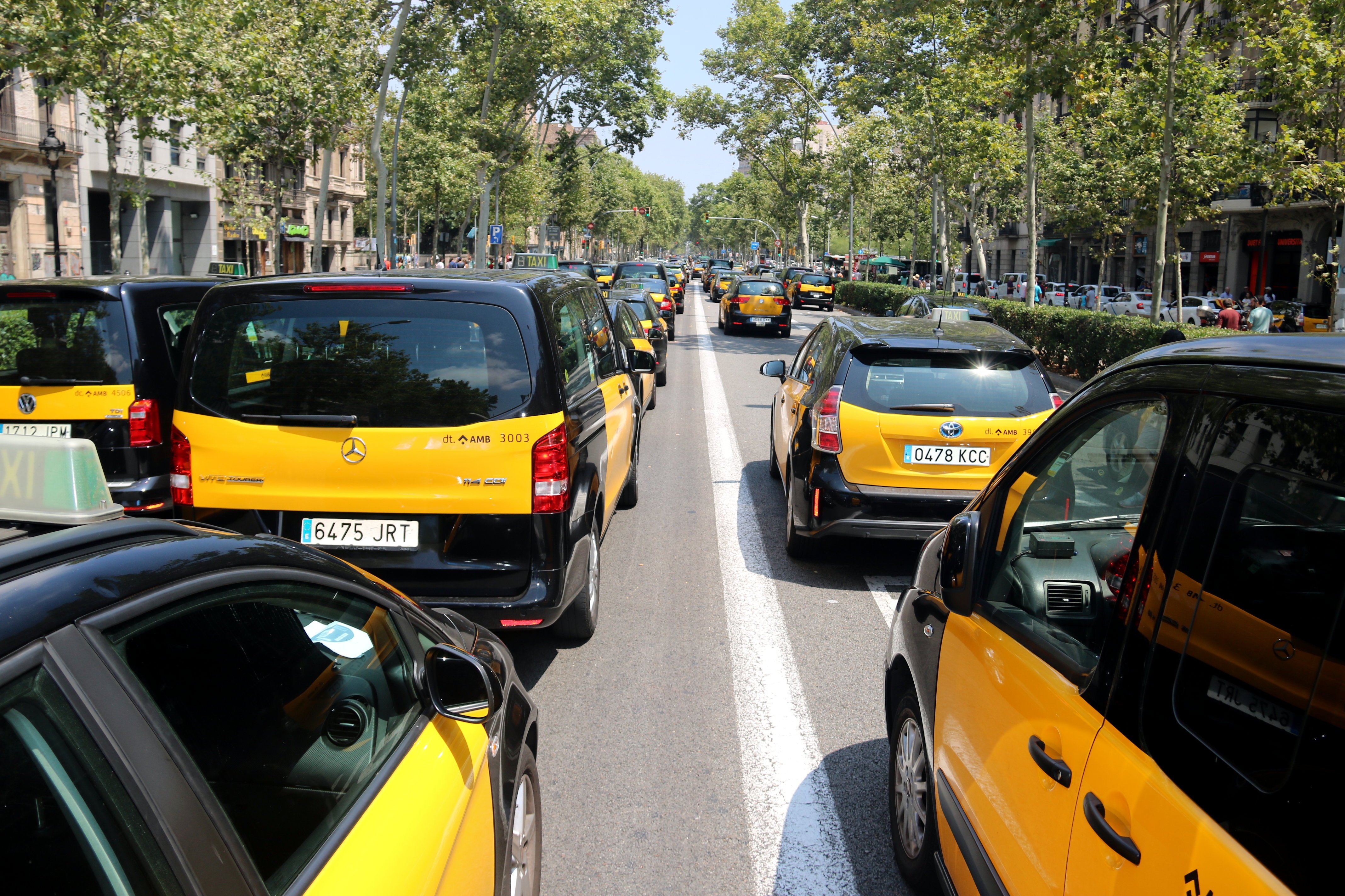 Els taxistes amenacen de tallar la frontera si no prospera la negociació amb Foment