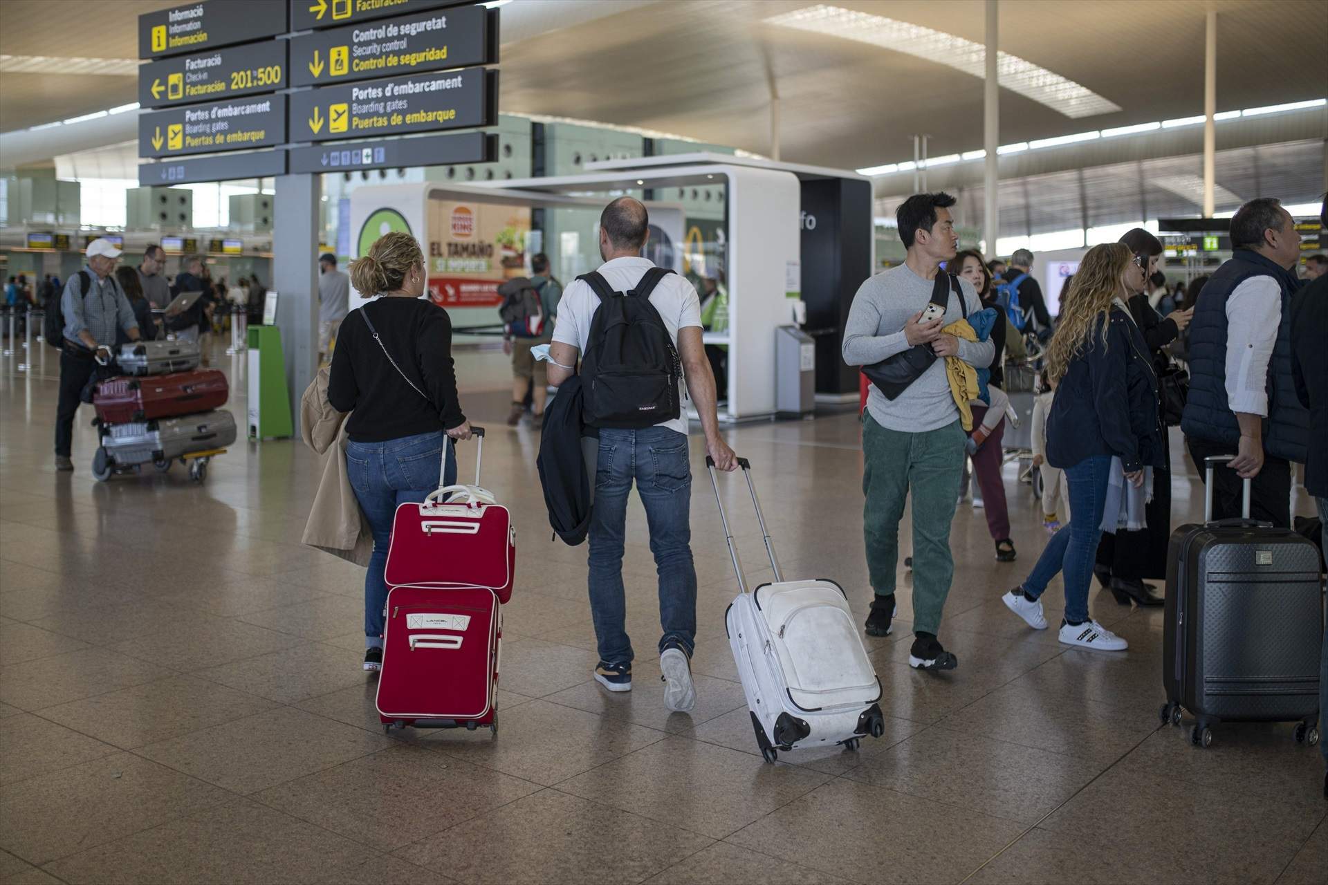 180 sintechos desalojados del aeropuerto de El Prat: entidades sociales critican que se los deje al raso