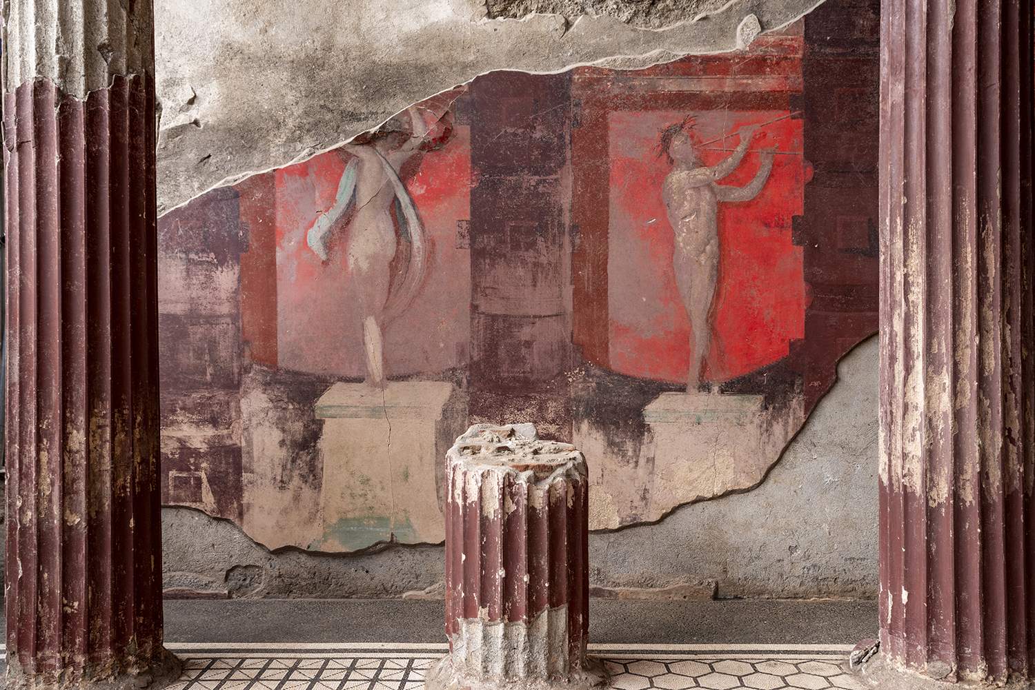 Hallazgo inédito en Pompeya: desentierran un friso único con sacrificios y rituales al dios Dioniso