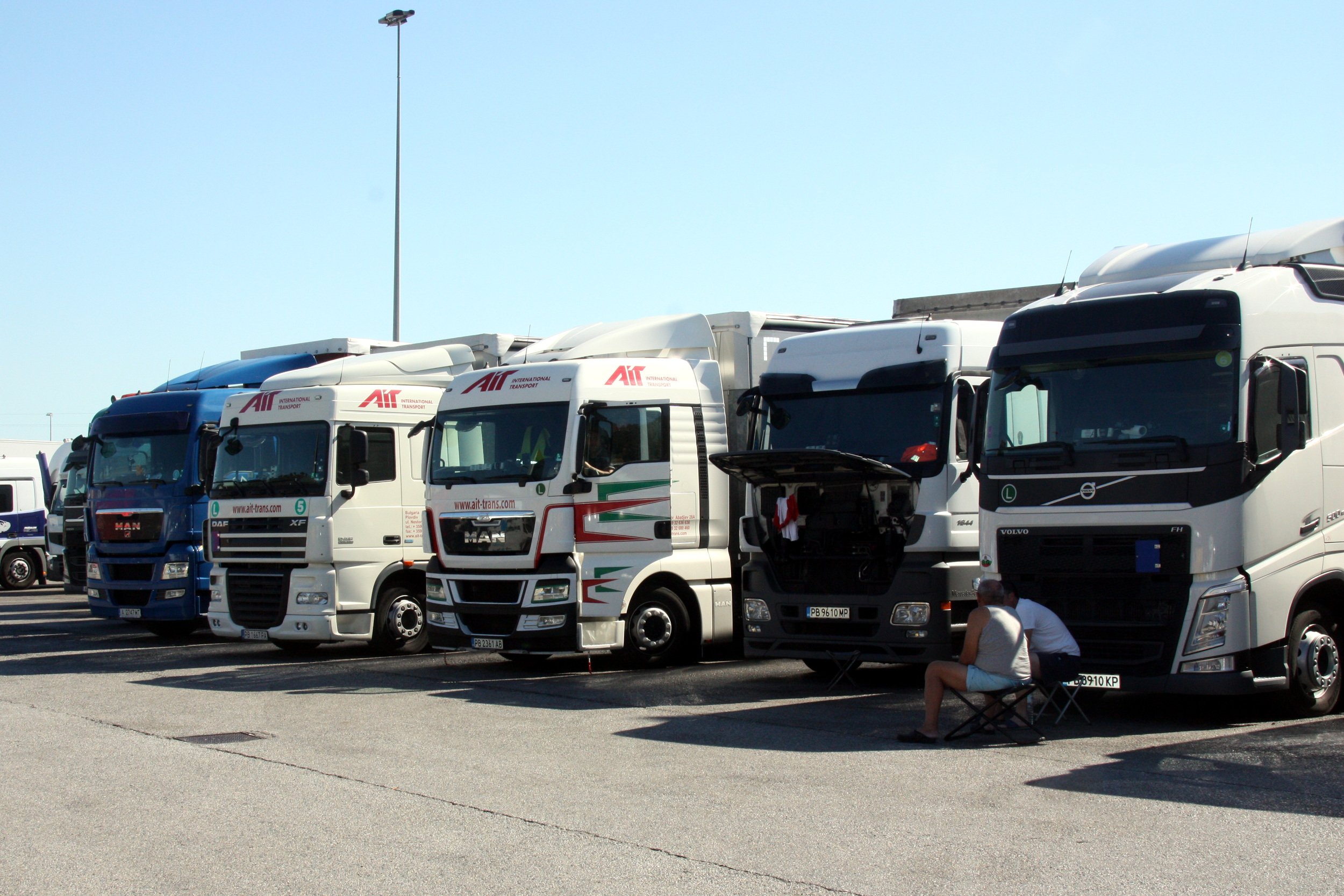 Dos camioneros apalean otro y lo envían al hospital