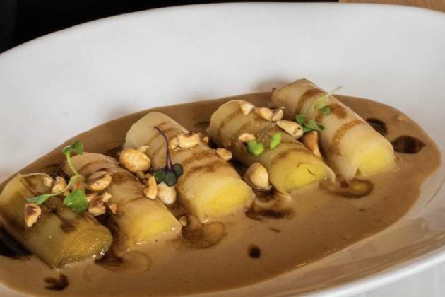 Los puerros|porros escabechados con meunière de cepas|vides, avellanas y brotes del Anudara / Foto: Marta Garreta Los puerros|porros escabechados con meunière de cepas|vides, avellanas y brotes del Anudara / Foto: Marta Garreta