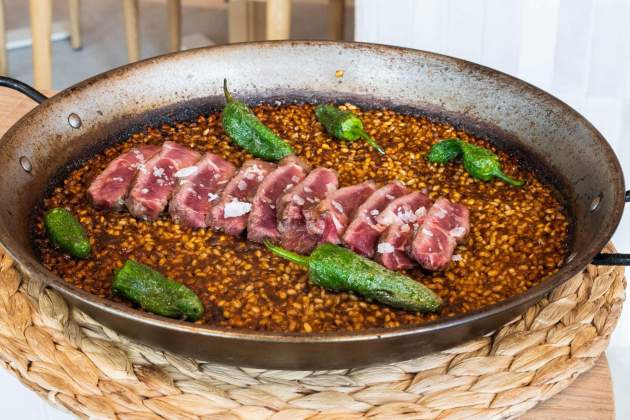 El arroz de lomo bajo de ternera con pimientos|huevos del Padrón del Nuara / Foto: Marta Garreta El arroz de lomo bajo de ternera con pimientos|huevos del Padrón del Nuara / Foto: Marta Garreta