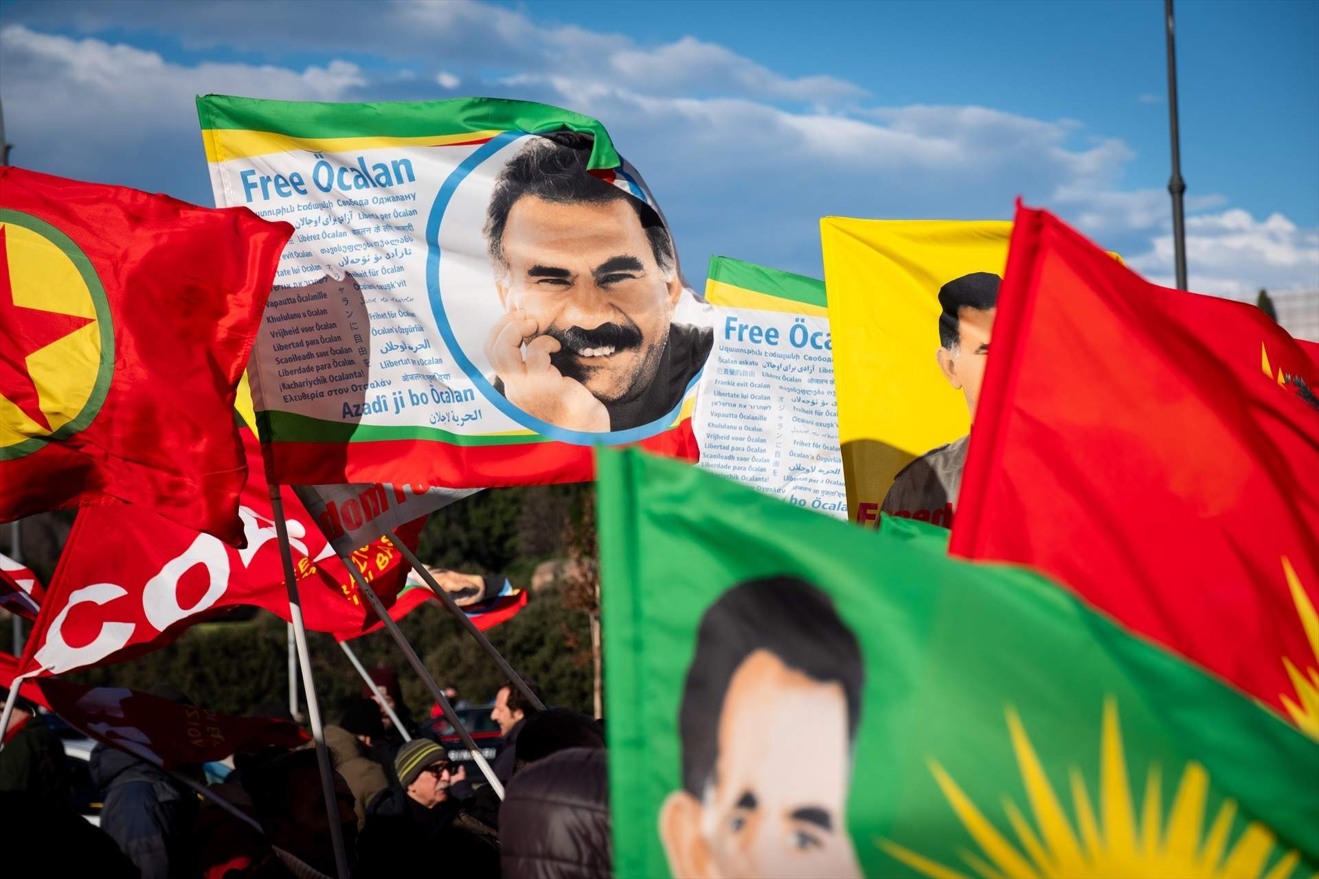 El líder kurdo Öcalan hace un llamamiento a disolver el PKK, después de 40 años de conflicto
