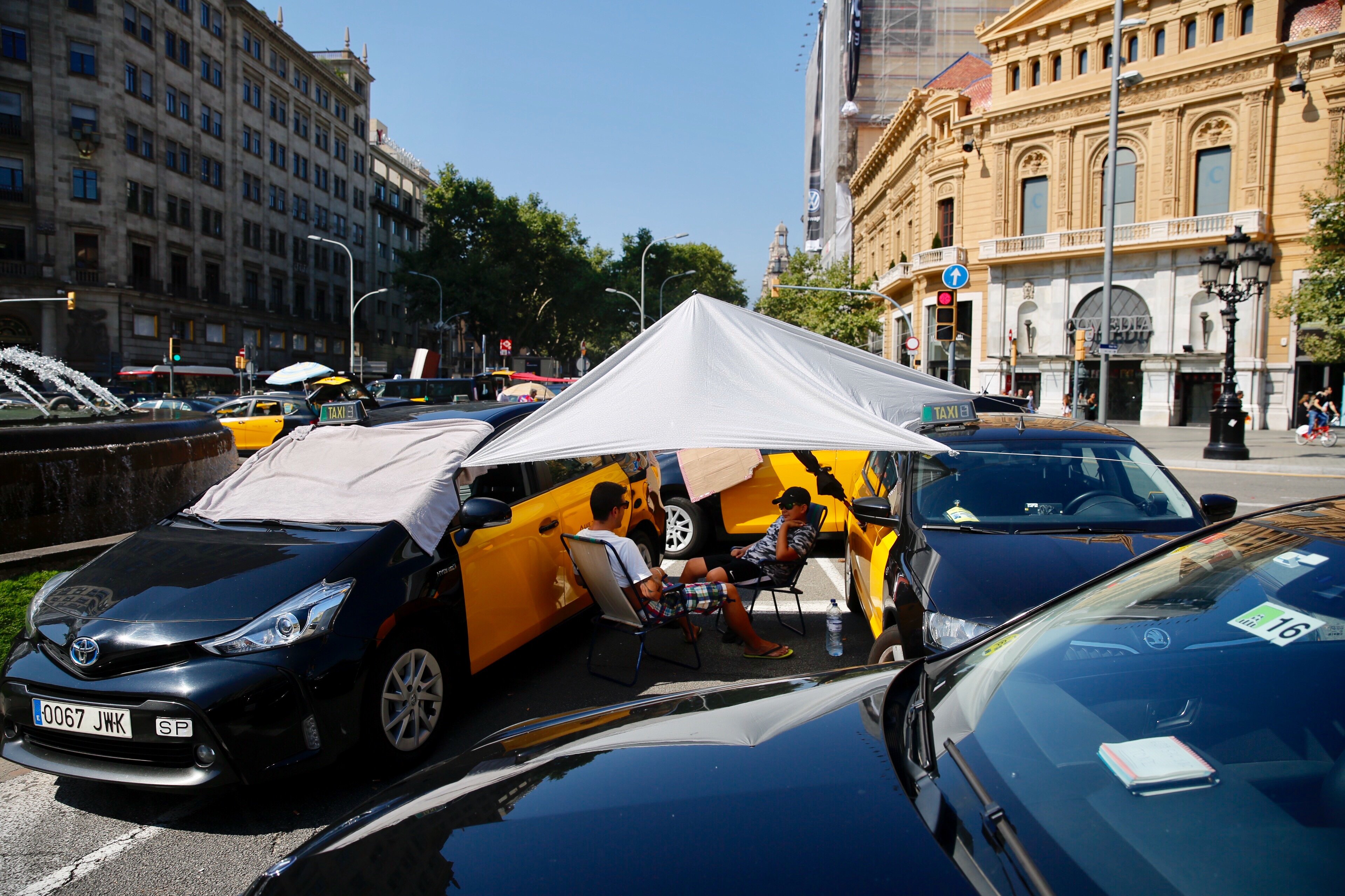 Tres noches durmiendo en el taxi: así es la acampada que bloquea Barcelona