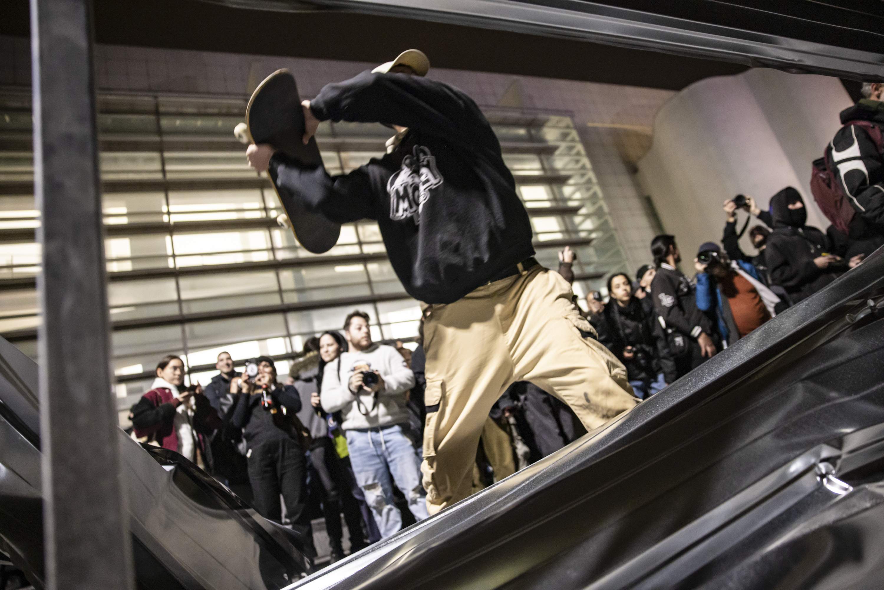 La manifestación contra la ampliación del MACBA acaba con destrozos en la valla de las obras