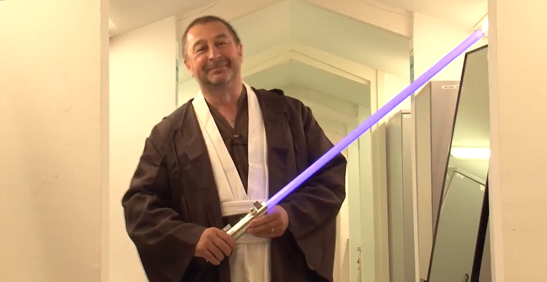 El rector de la UPC, convertido en maestro jedi, desea buenas vacaciones