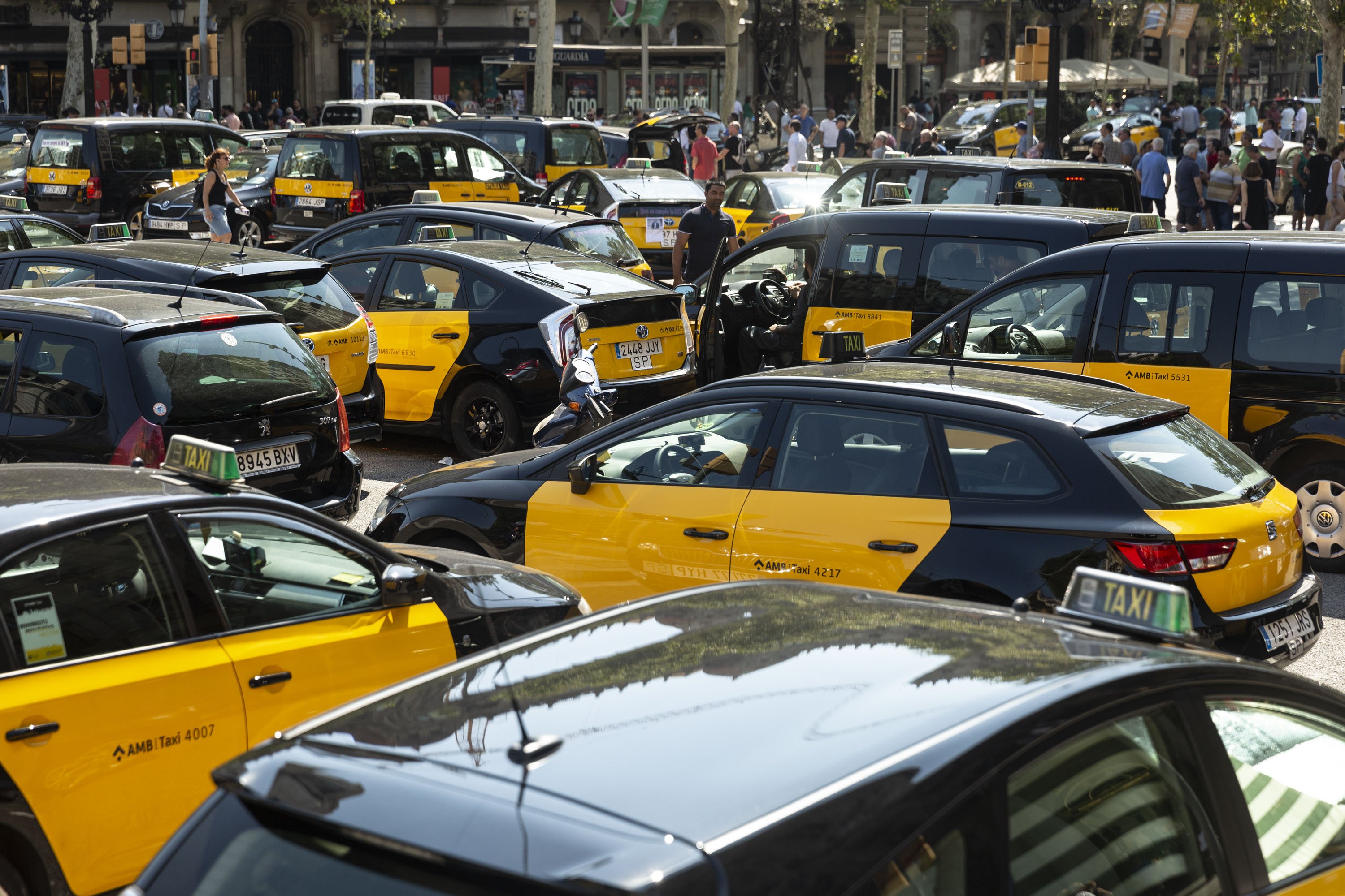 Els taxistes amenacen amb un setembre calent: el govern ha incomplert la primera promesa