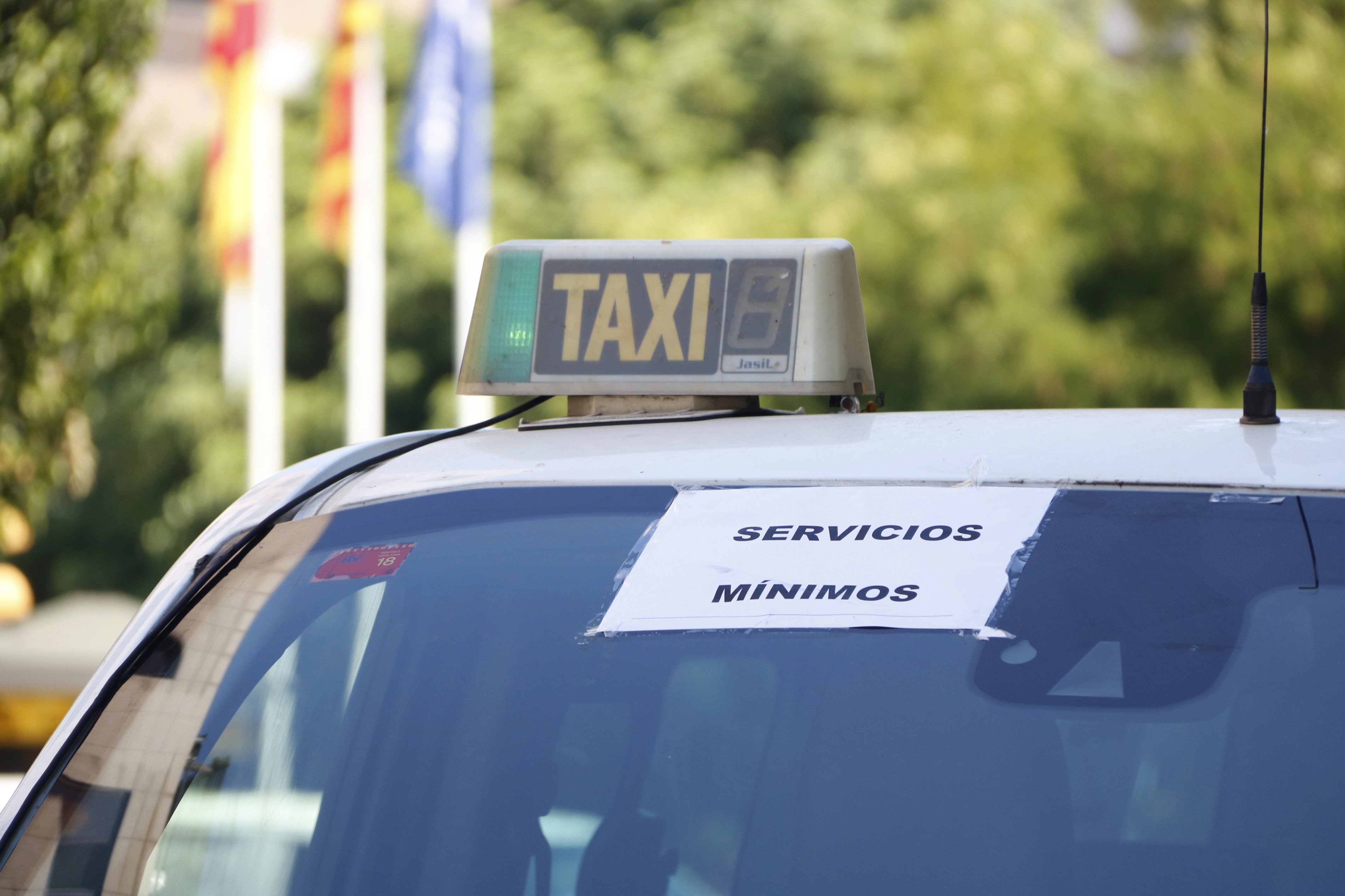 Oltra defensa els taxistes i exigeix que ho resolgui Foment