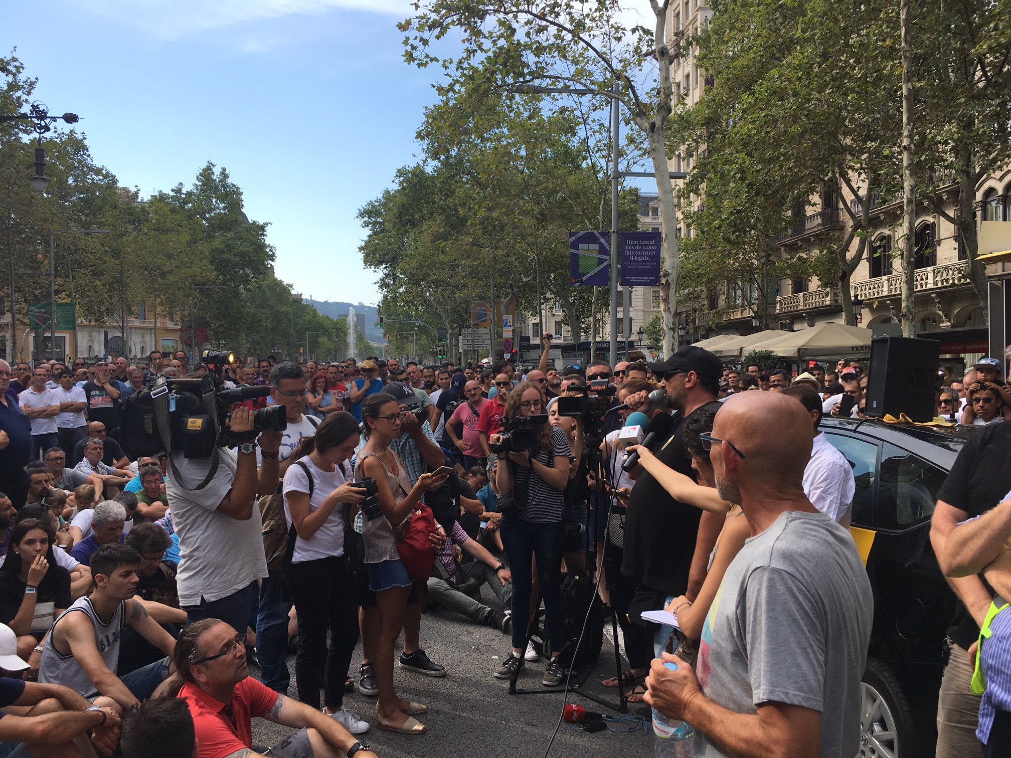 Els taxistes mantenen la vaga i l'acampada