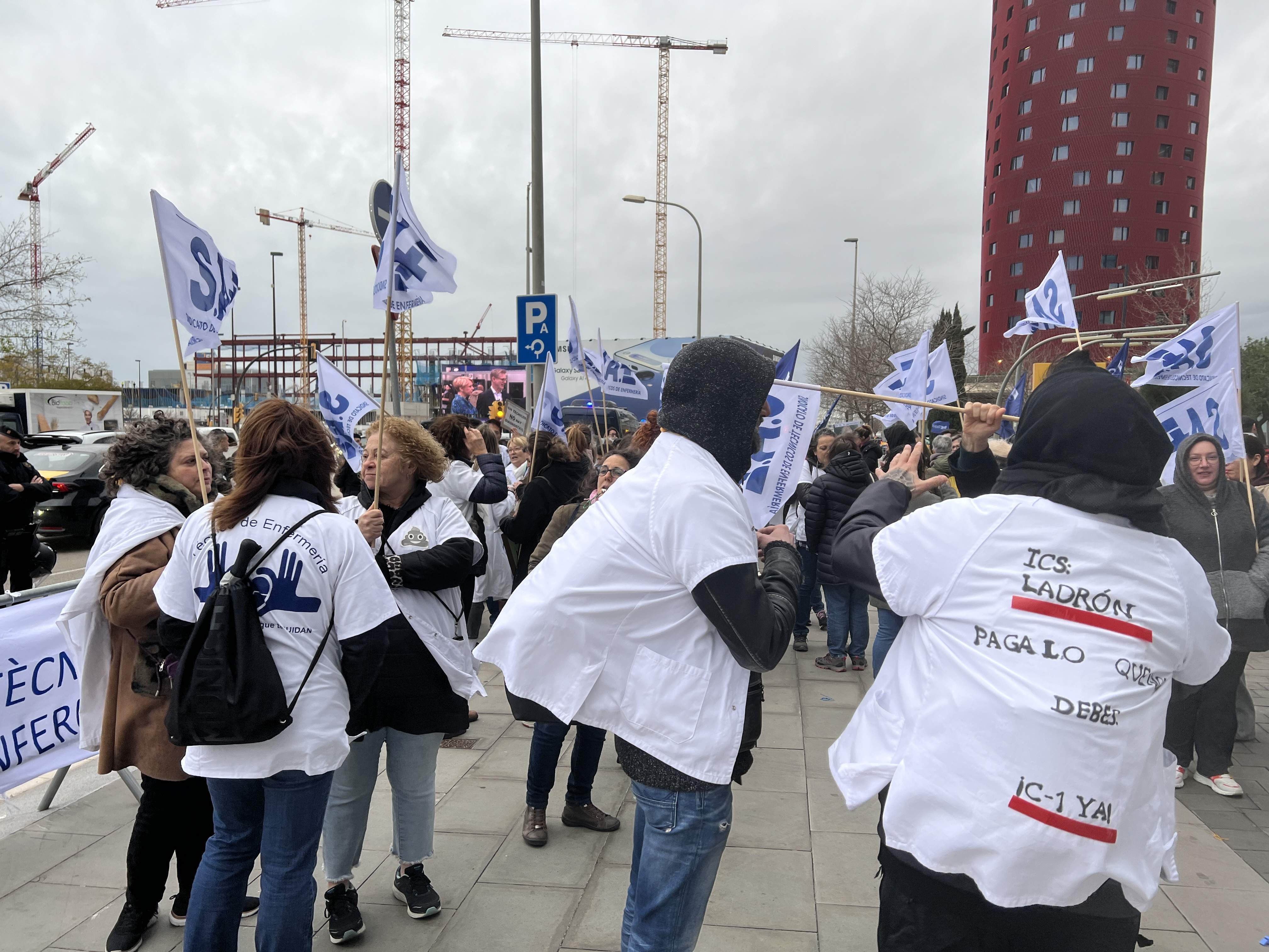 Un centenar de técnicos sanitarios protestan a las puertas del MWC por mejoras salariales y laborales