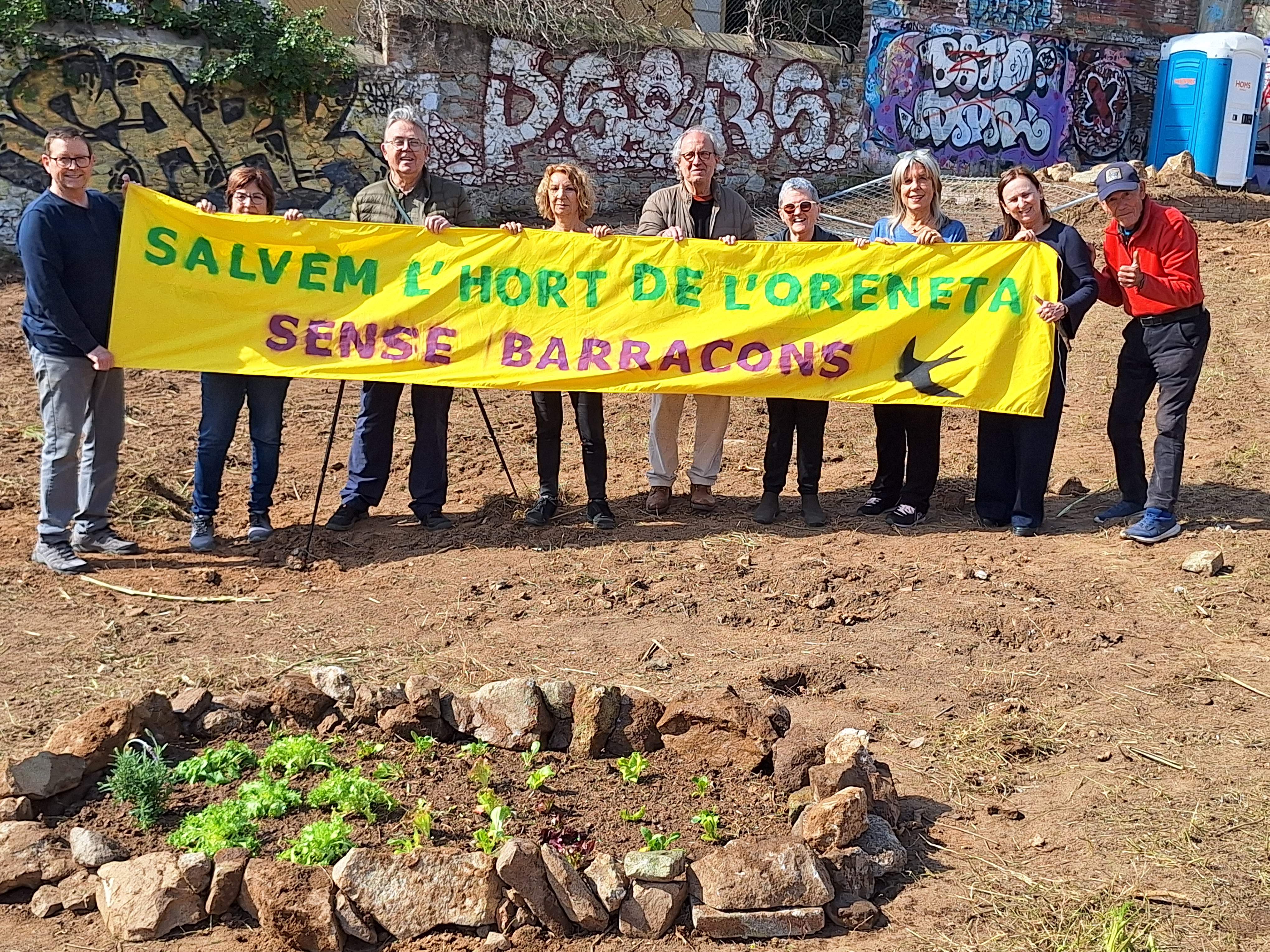 Plantan un "huerto simbólico" en el parque de l'Oreneta de Sarrià contra el proyecto de poner barracones